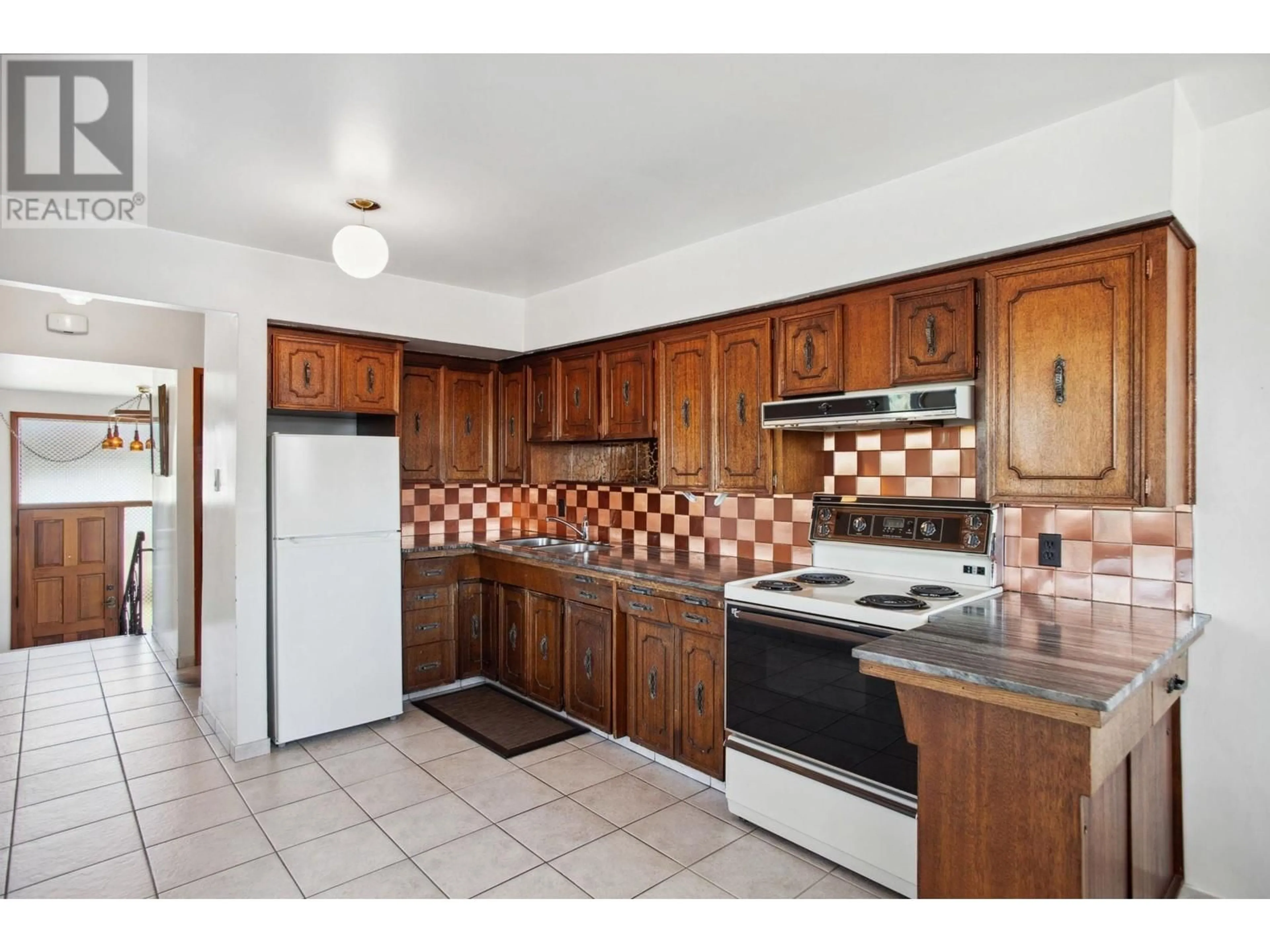 Standard kitchen, ceramic/tile floor for 4004 PARKER STREET, Burnaby British Columbia V5C3B9