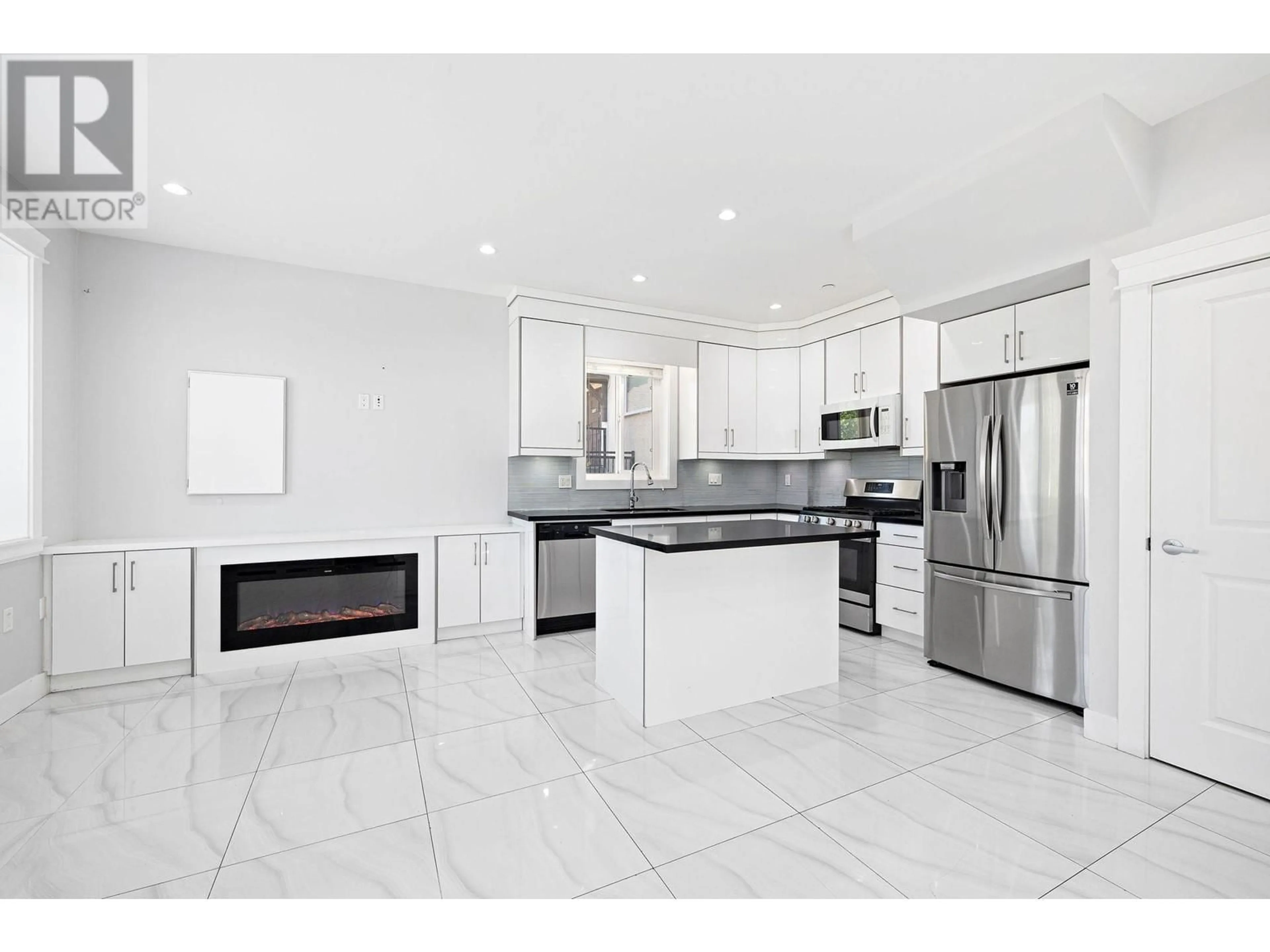 Open concept kitchen, ceramic/tile floor for 1 2430 E 41 AVENUE, Vancouver British Columbia V5R2W4