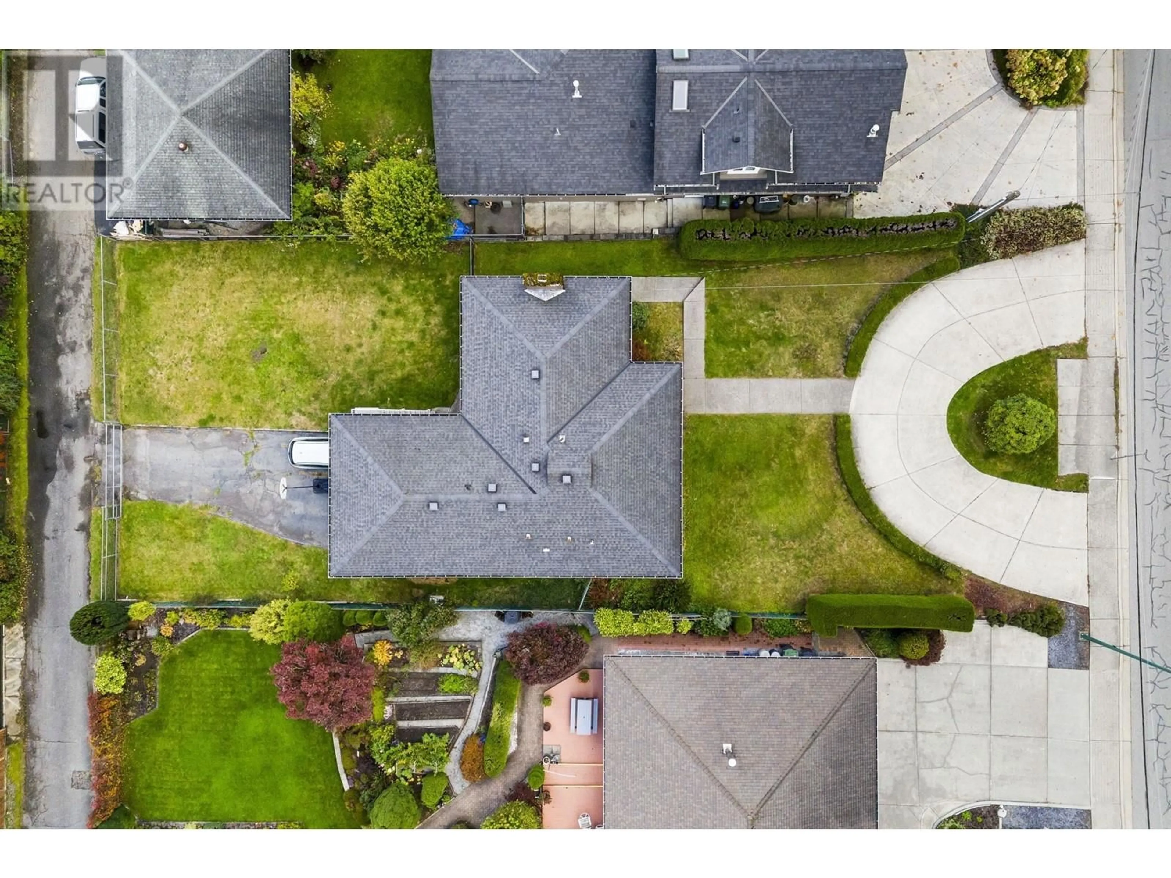 A pic from outside/outdoor area/front of a property/back of a property/a pic from drone, street for 712 ROCHESTER AVENUE, Coquitlam British Columbia V3K2V8