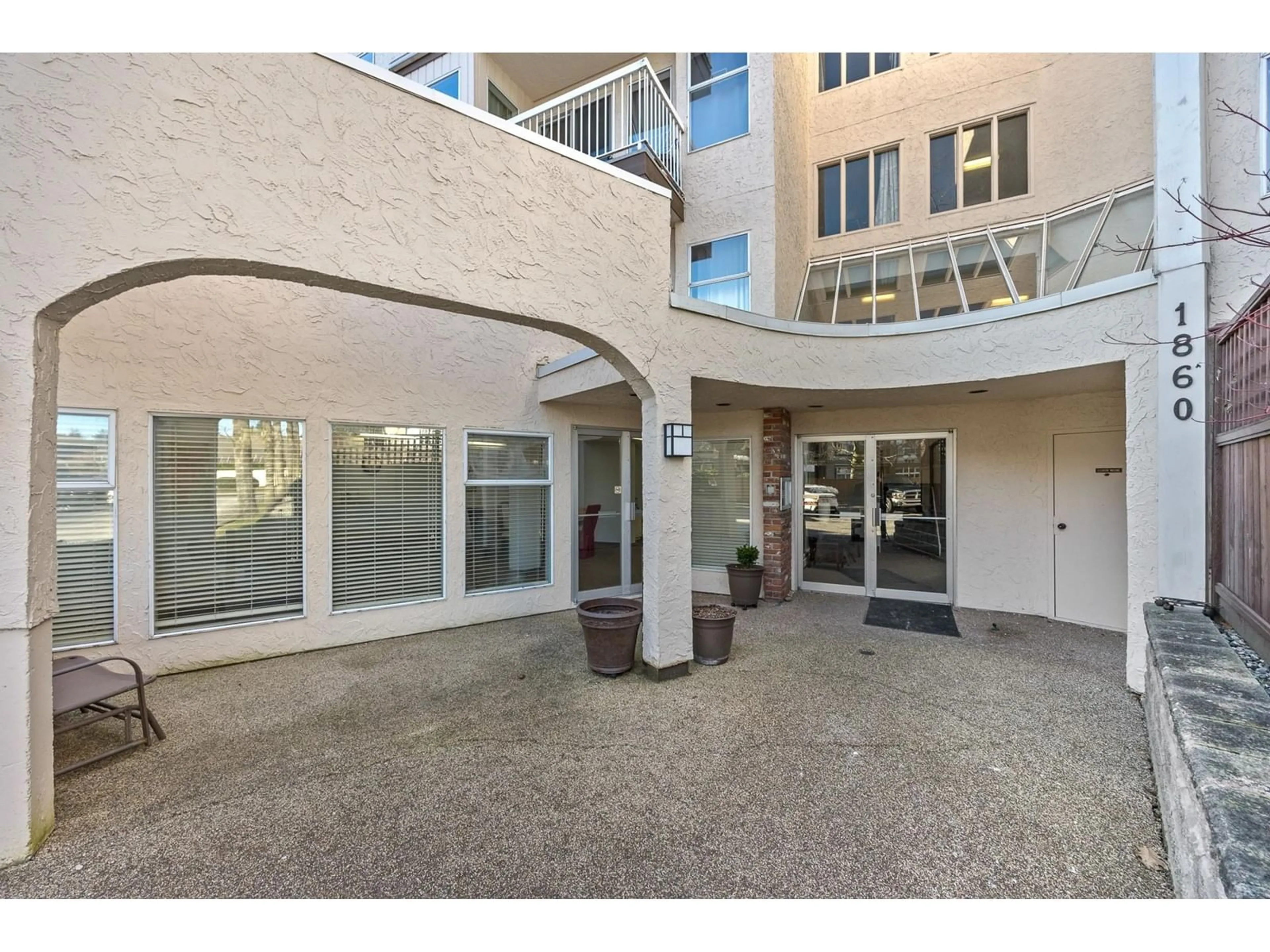 Indoor foyer for 2 1860 E SOUTHMERE CRESCENT, Surrey British Columbia V4A6Y7