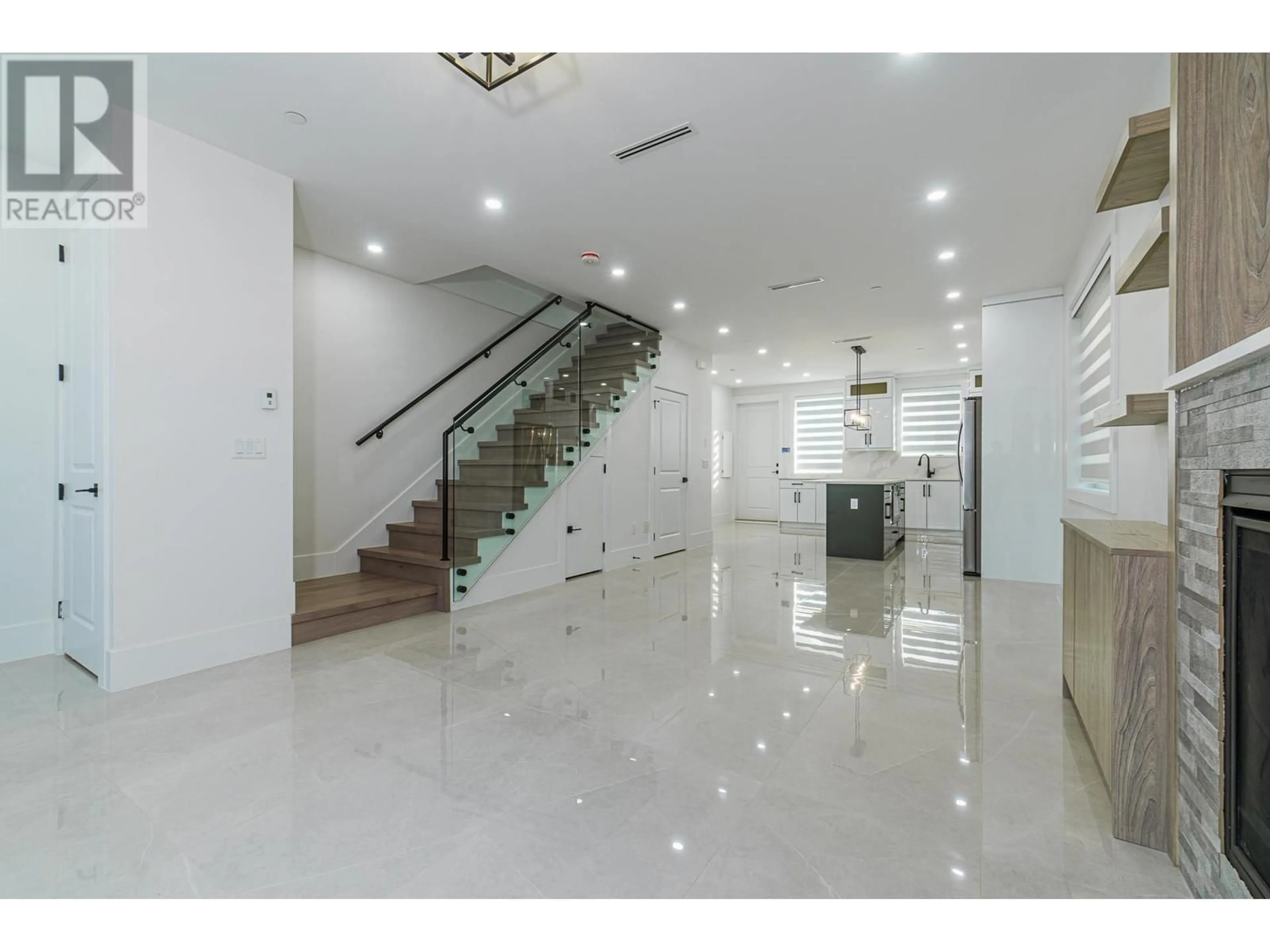 Indoor foyer for 2790 49TH AVENUE, Vancouver British Columbia V5S1K5