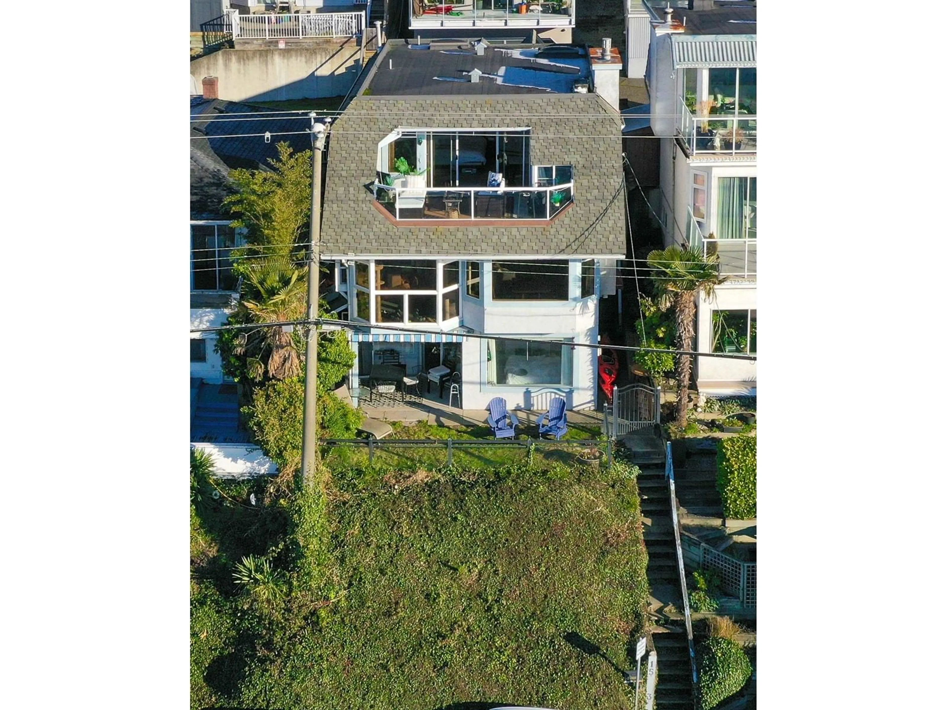 A pic from outside/outdoor area/front of a property/back of a property/a pic from drone, street for 15233 MARINE DRIVE, White Rock British Columbia V4B1C7