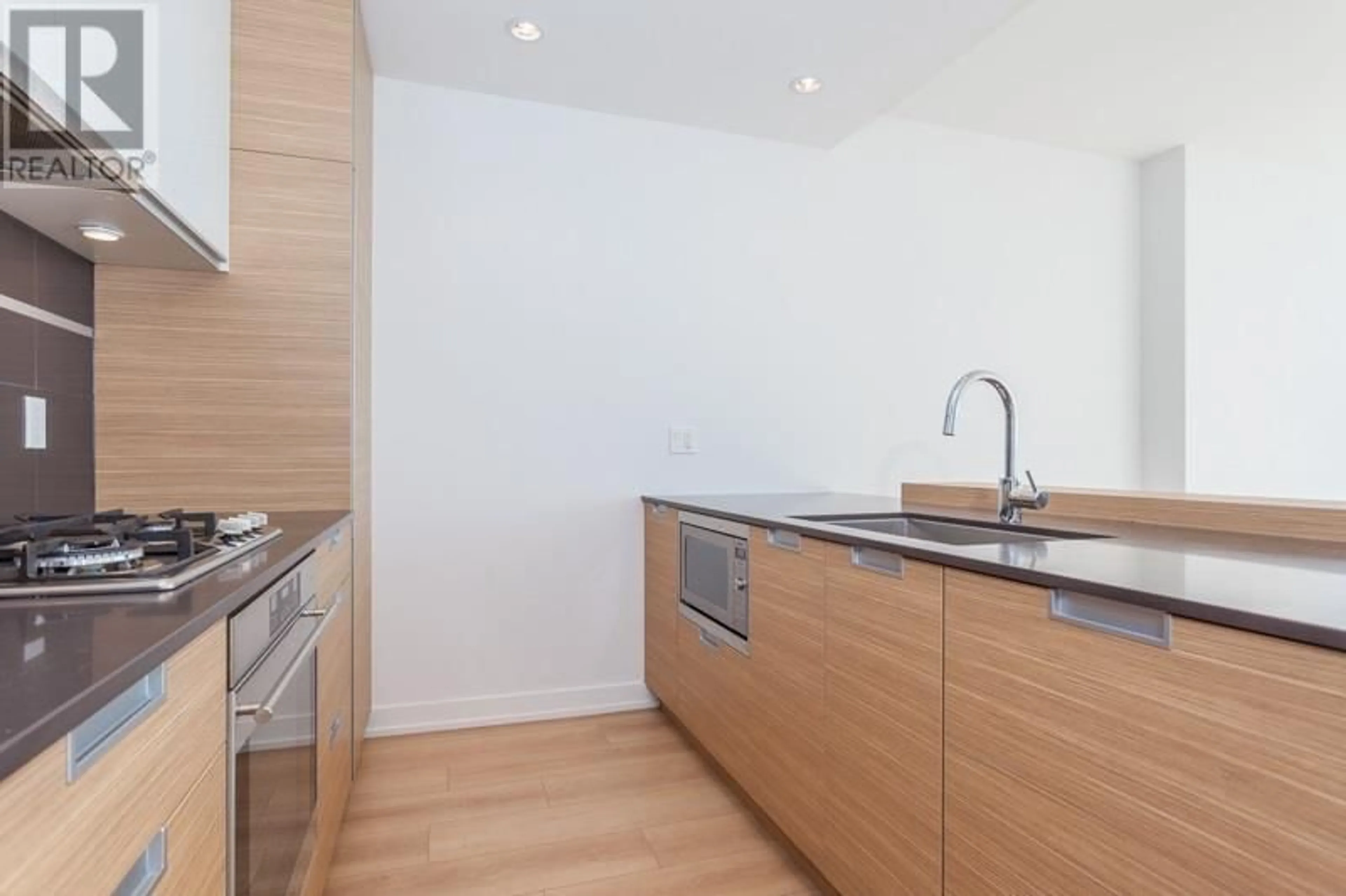 Standard kitchen, wood/laminate floor for 3302 - 4688 KINGSWAY, Burnaby British Columbia V5H0E9
