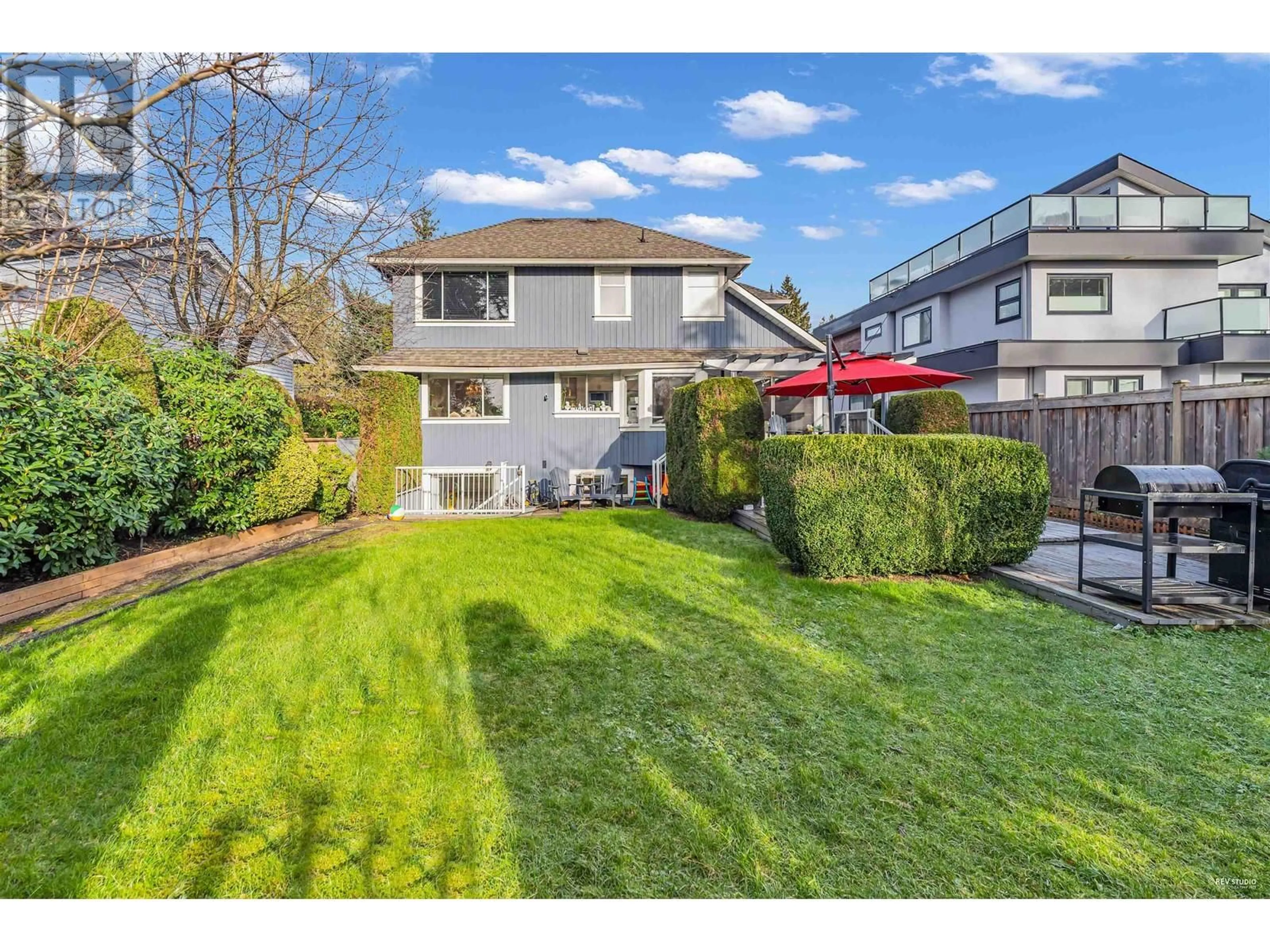 A pic from outside/outdoor area/front of a property/back of a property/a pic from drone, street for 633 FIR STREET, North Vancouver British Columbia V7M1W3