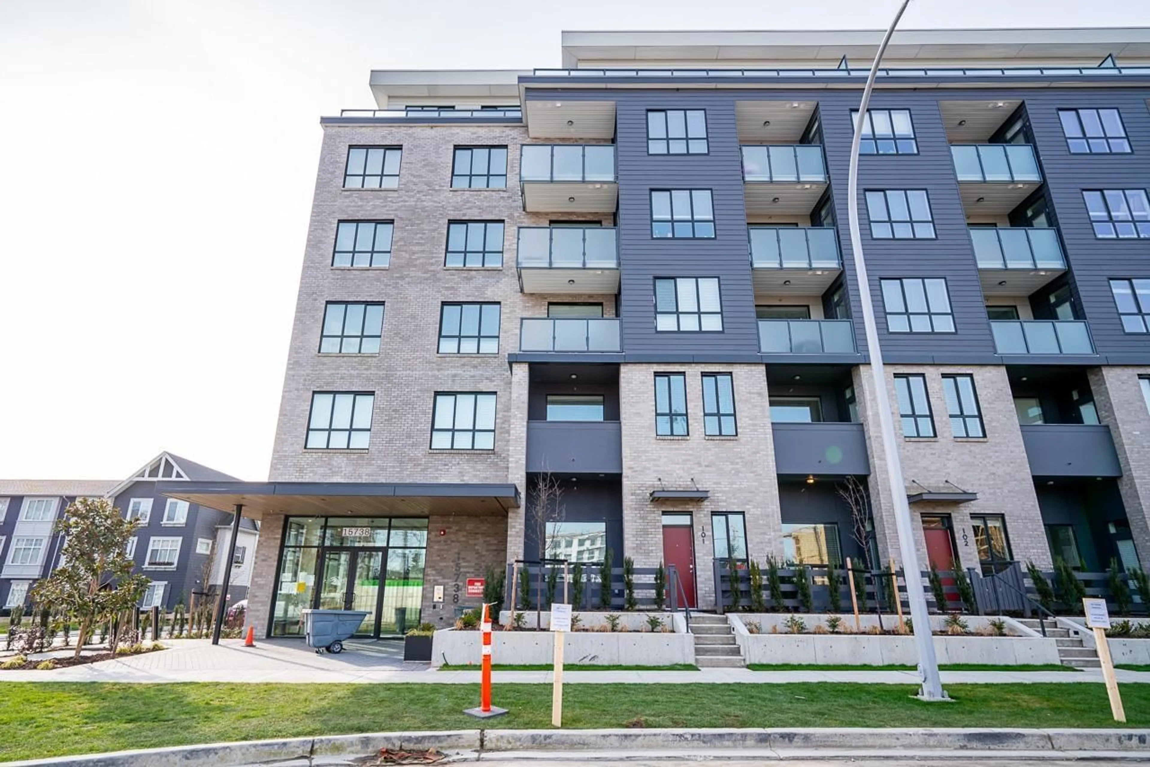 Patio, building for 511 - 15738 85, Surrey British Columbia V4N6Y1