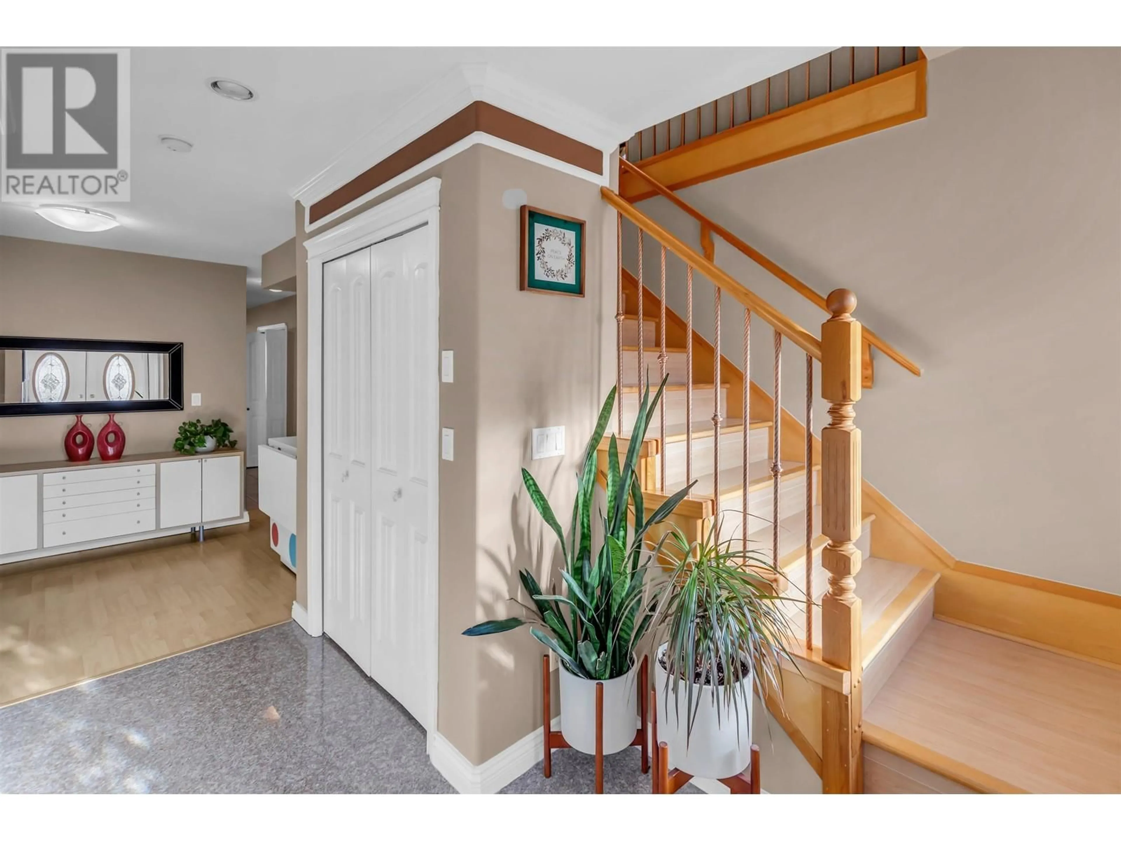 Indoor entryway for 4465 CAMBRIDGE STREET, Burnaby British Columbia V5C1H6