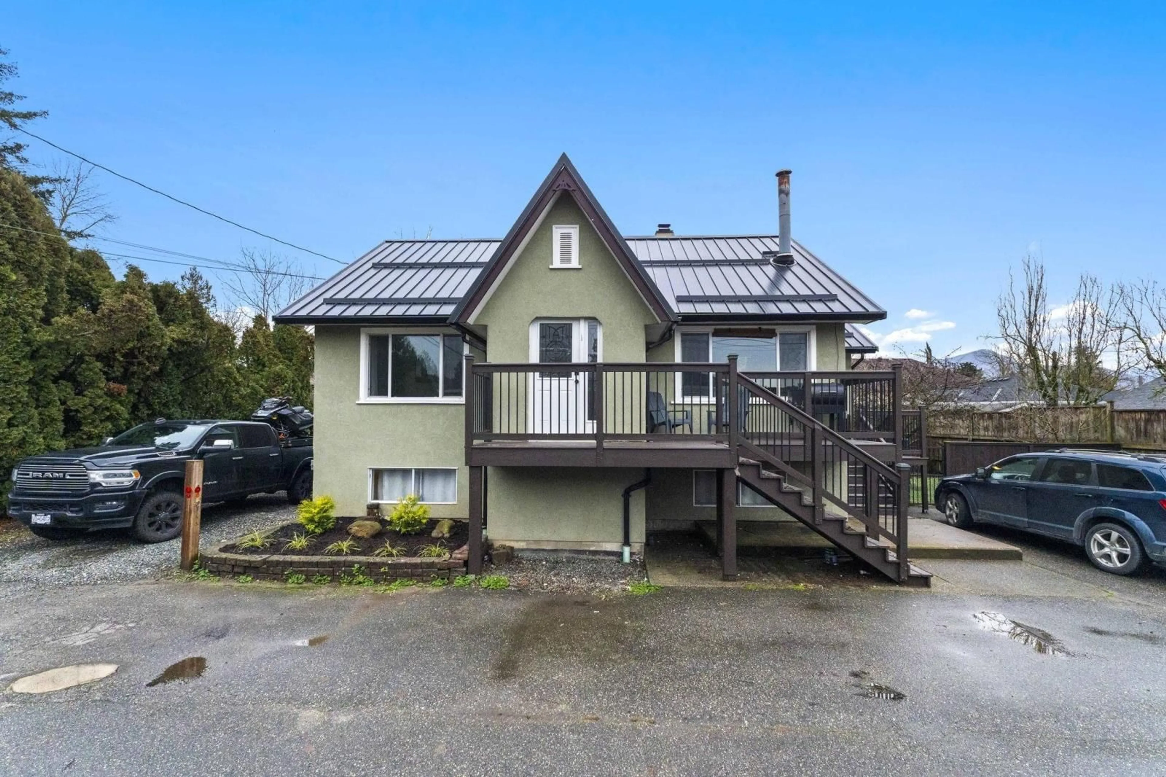 A pic from outside/outdoor area/front of a property/back of a property/a pic from drone, street for 46307 RIVERSIDE DRIVE|Chilliwack Proper , Chilliwack British Columbia V2P3L2