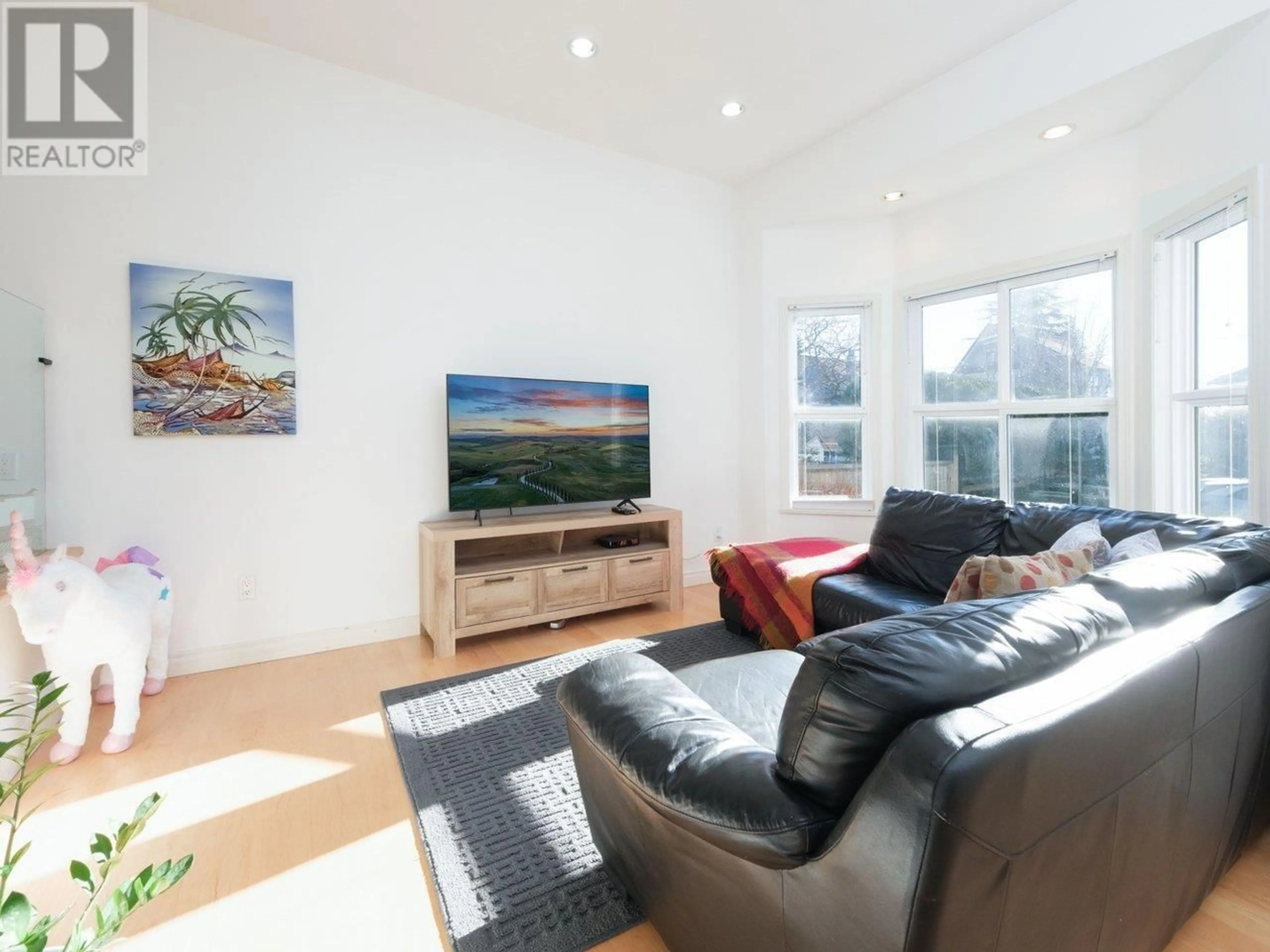 Living room with furniture, wood/laminate floor for 328 E 10TH STREET, North Vancouver British Columbia V7L2E3