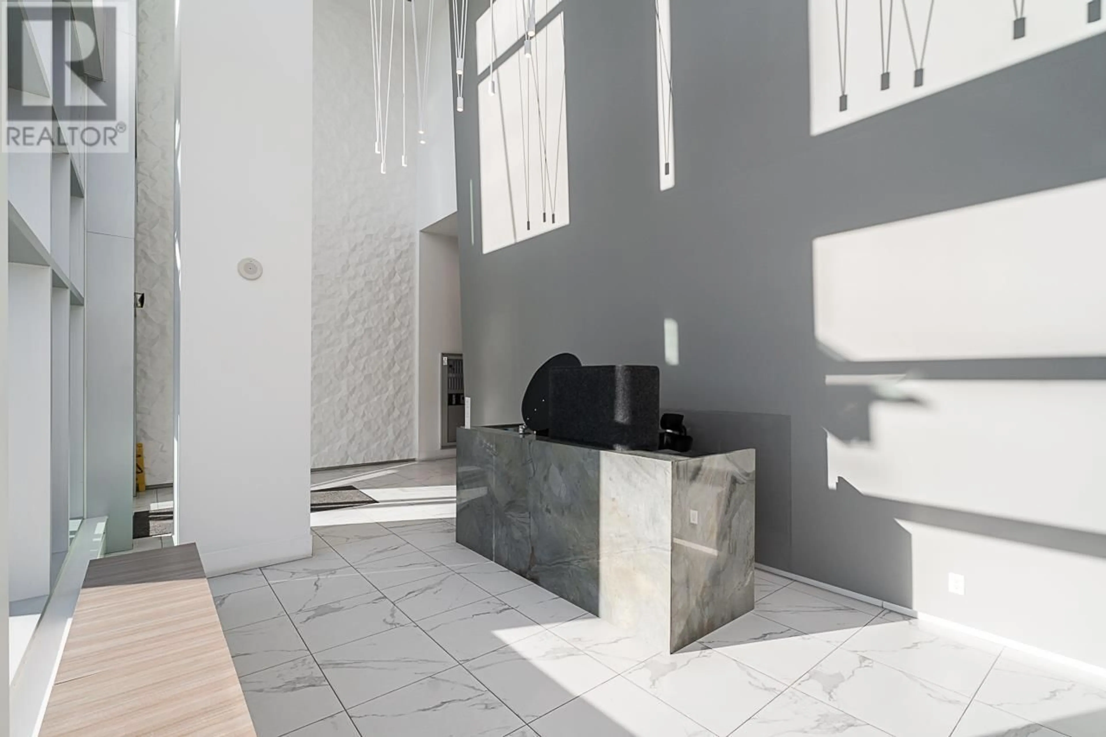 Indoor foyer for 1006 - 7388 KINGSWAY, Burnaby British Columbia V3N0G9