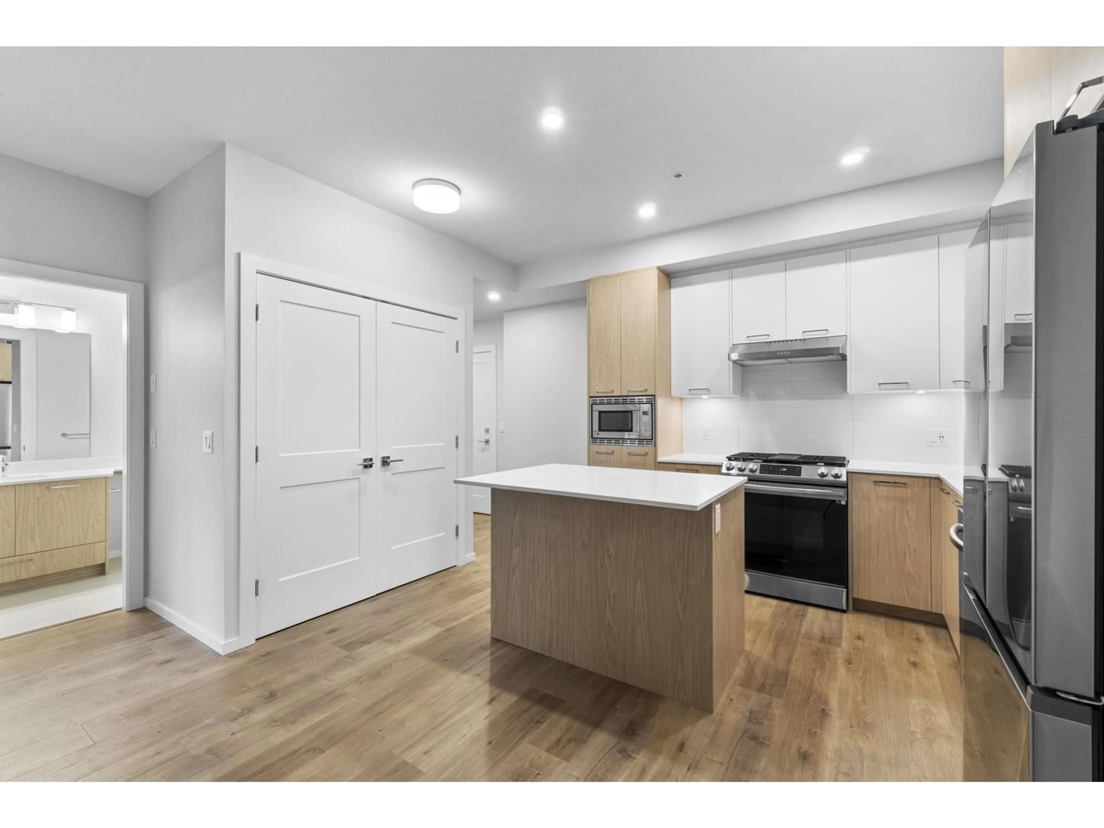 Open concept kitchen, wood/laminate floor for 308 3317 148 STREET, Surrey British Columbia V4P0H9