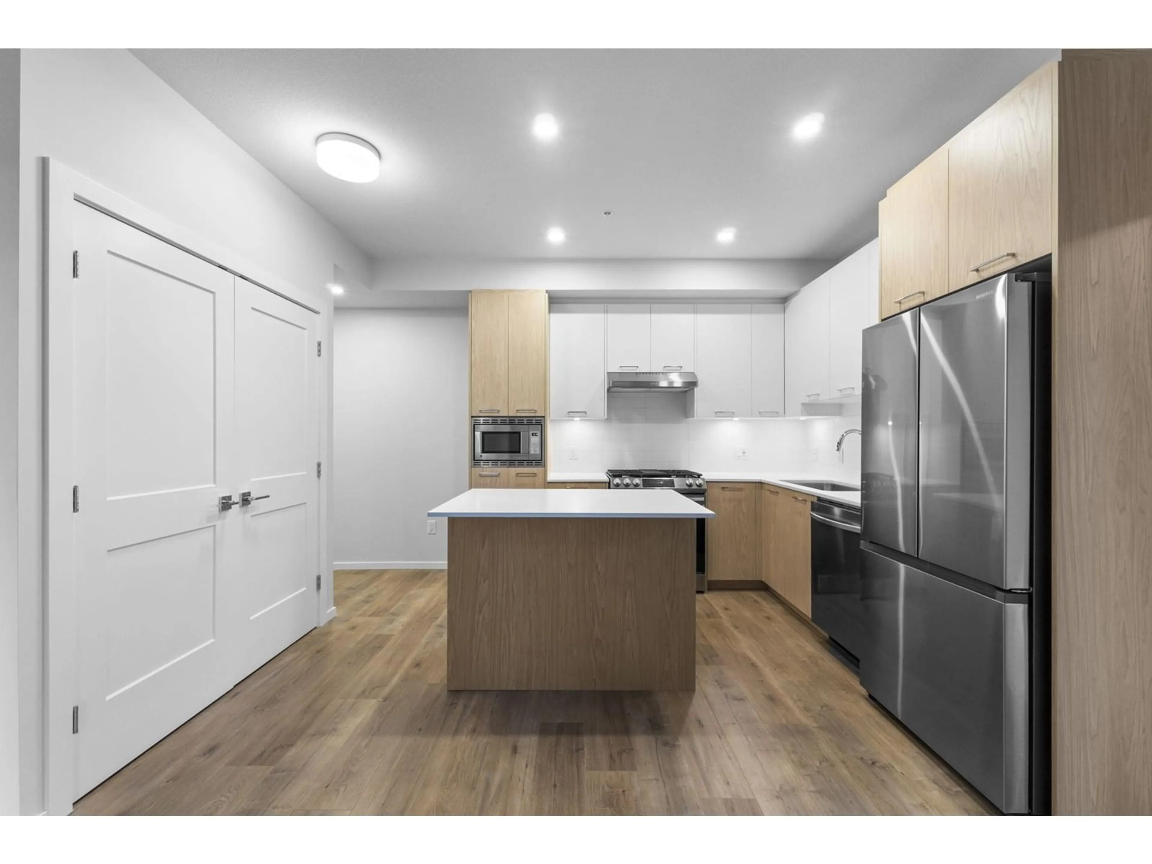 Standard kitchen, wood/laminate floor for 308 3317 148 STREET, Surrey British Columbia V4P0H9