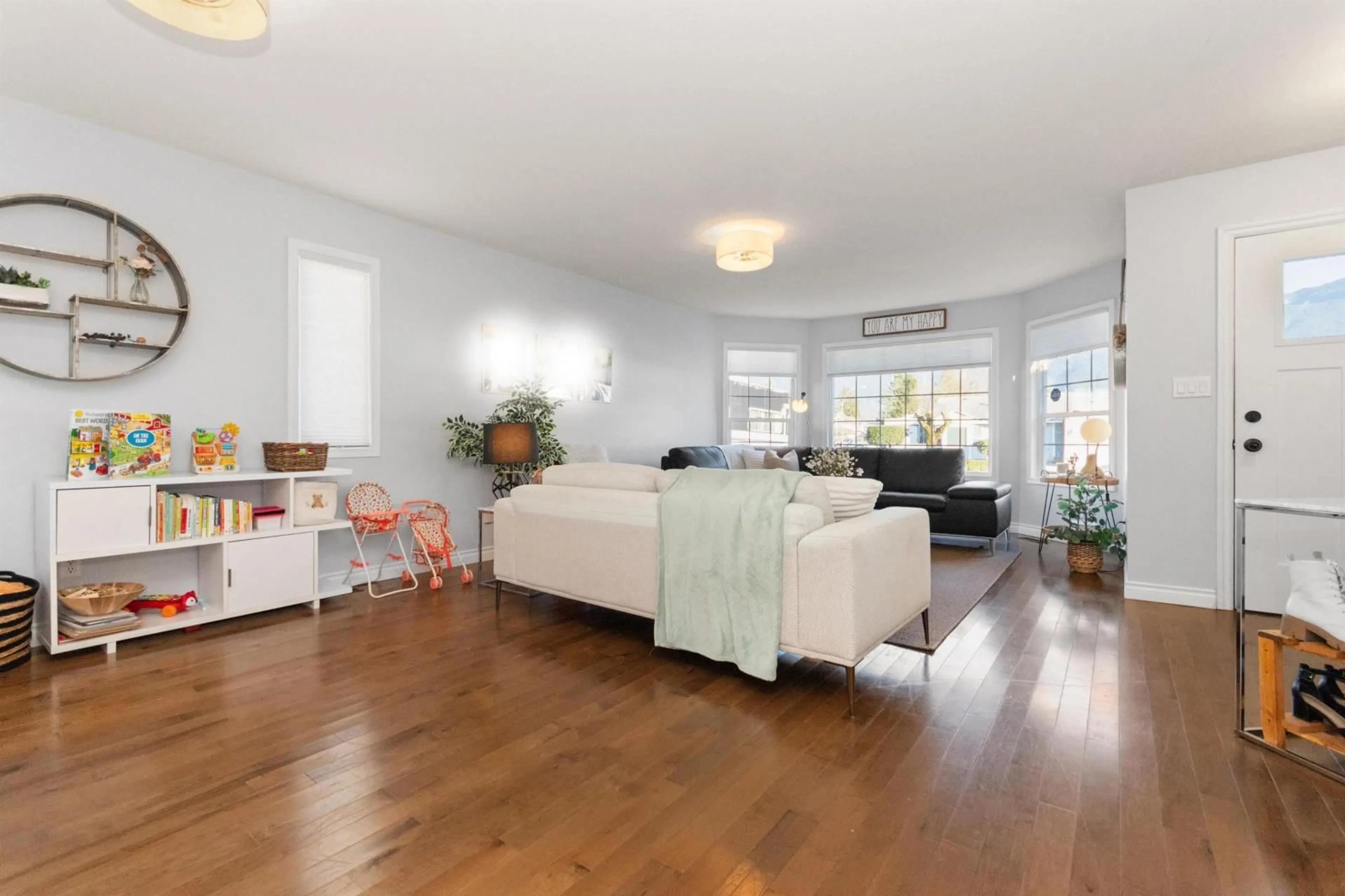 Living room with furniture, wood/laminate floor for 1605 MAPLE CRESCENT|Agassiz, Agassiz British Columbia V0M1A2