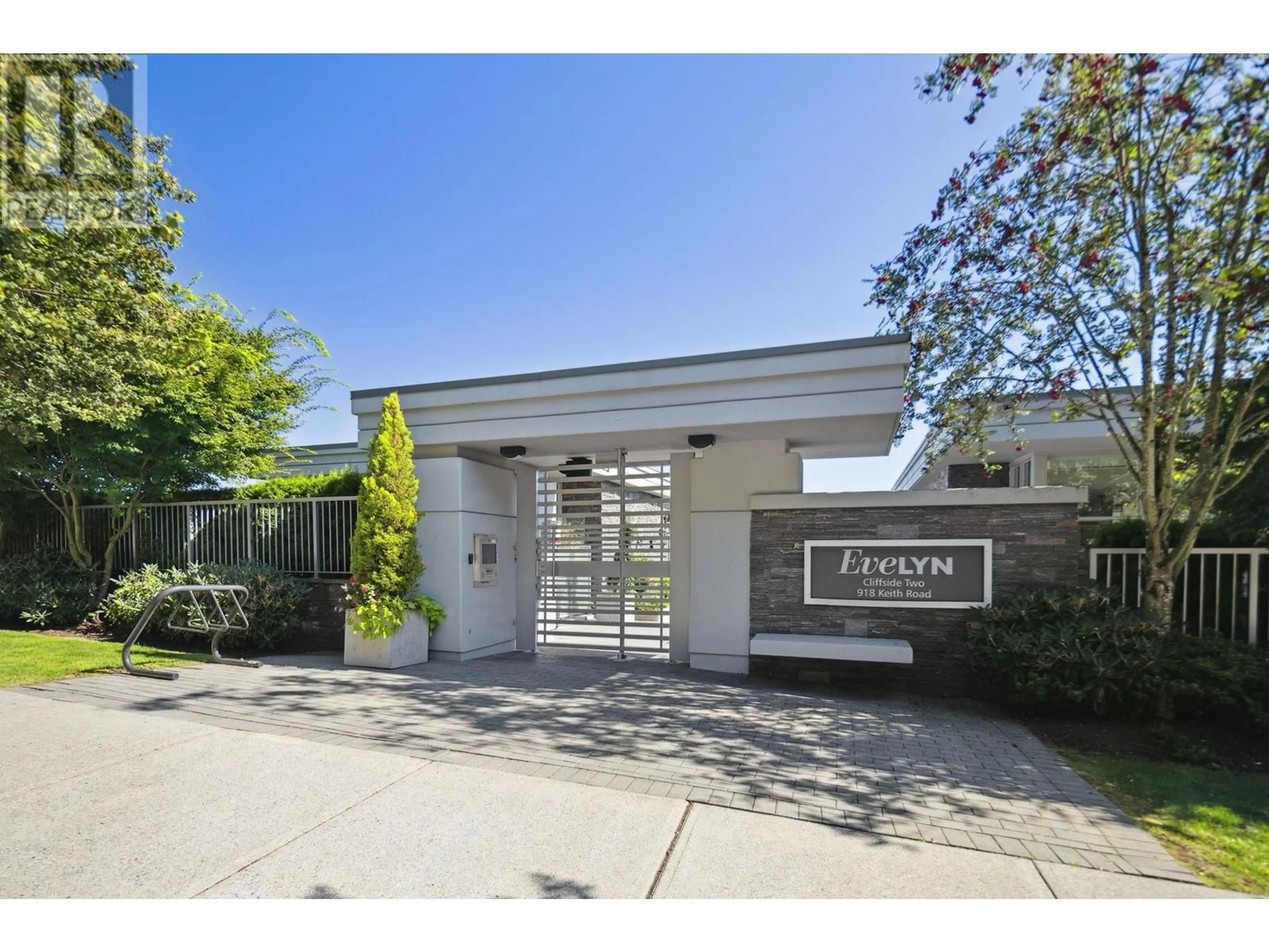 Indoor foyer for 301 918 KEITH ROAD, West Vancouver British Columbia V7T1M3