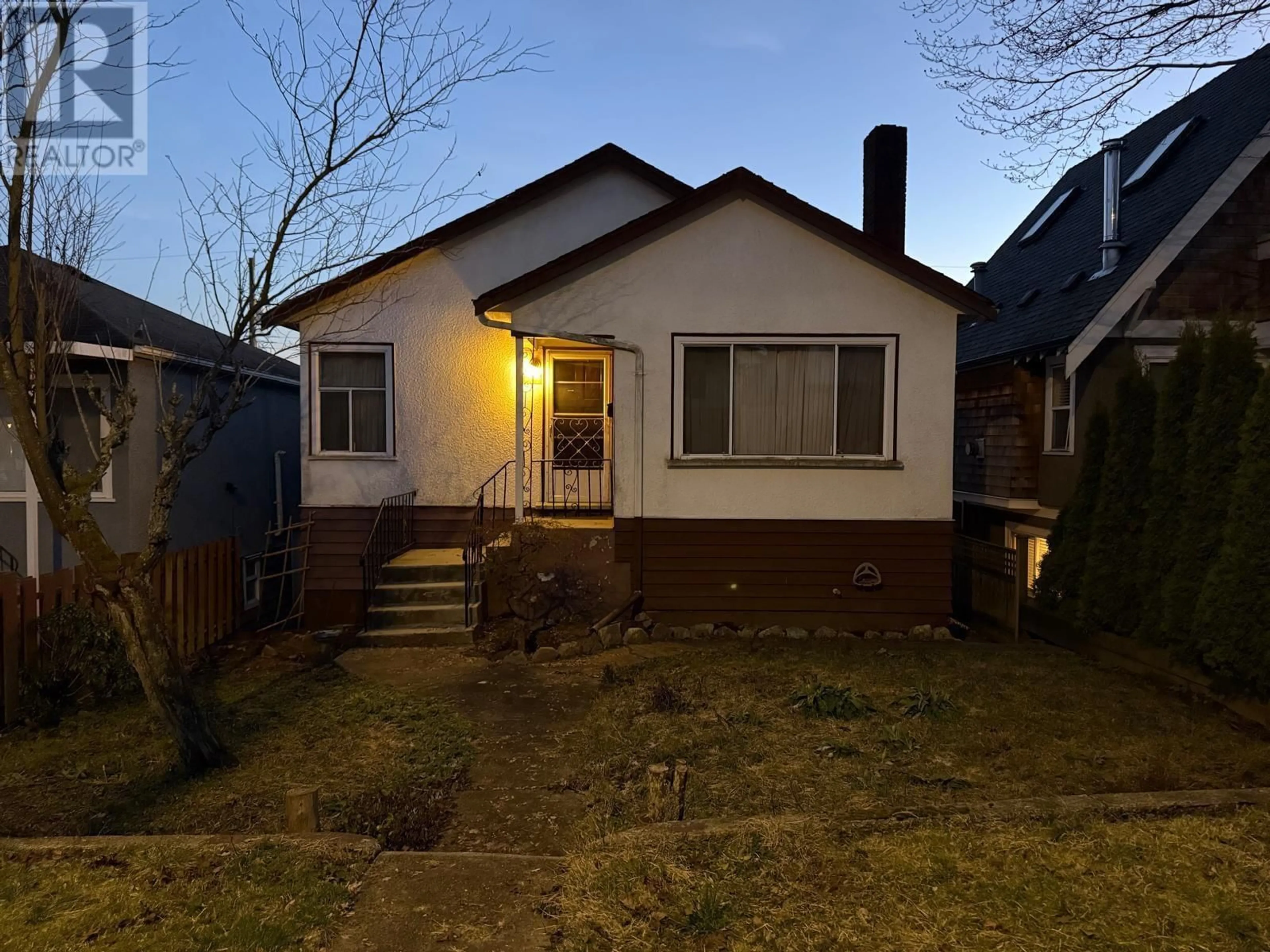 A pic from outside/outdoor area/front of a property/back of a property/a pic from drone, street for 2656 ADANAC STREET, Vancouver British Columbia V5K2M7