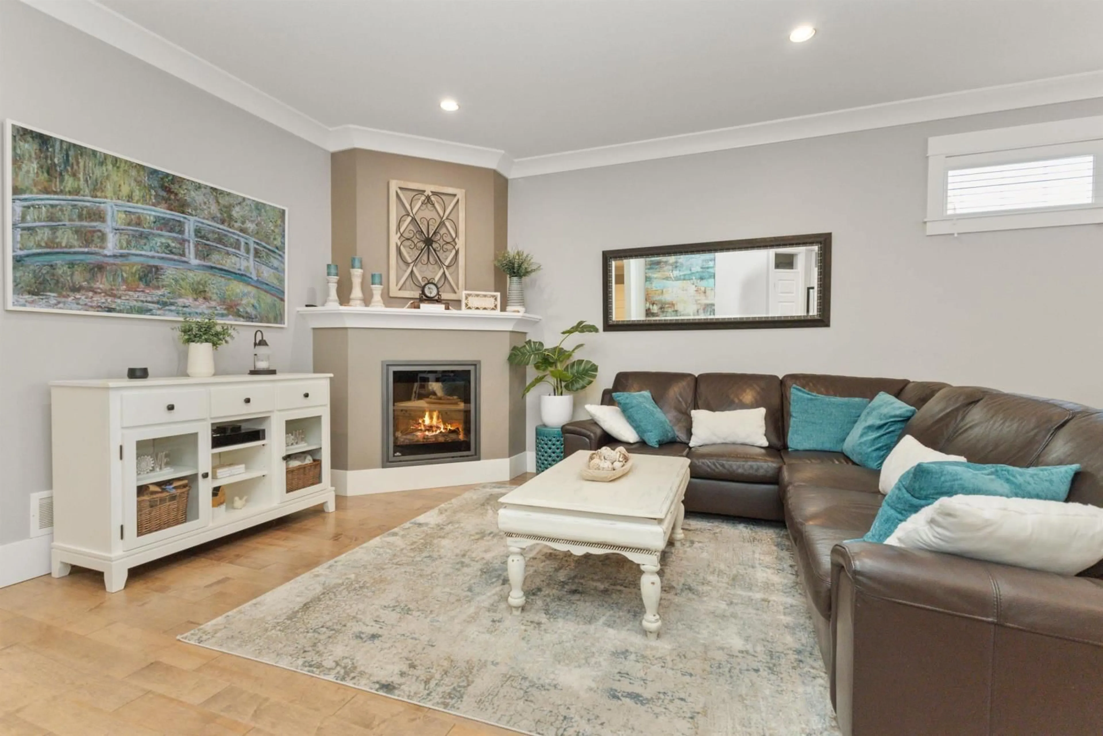 Living room with furniture, wood/laminate floor for 1 45317 CHEHALIS DRIVE|Garrison Crossing, Sardis British Columbia V2R0S3