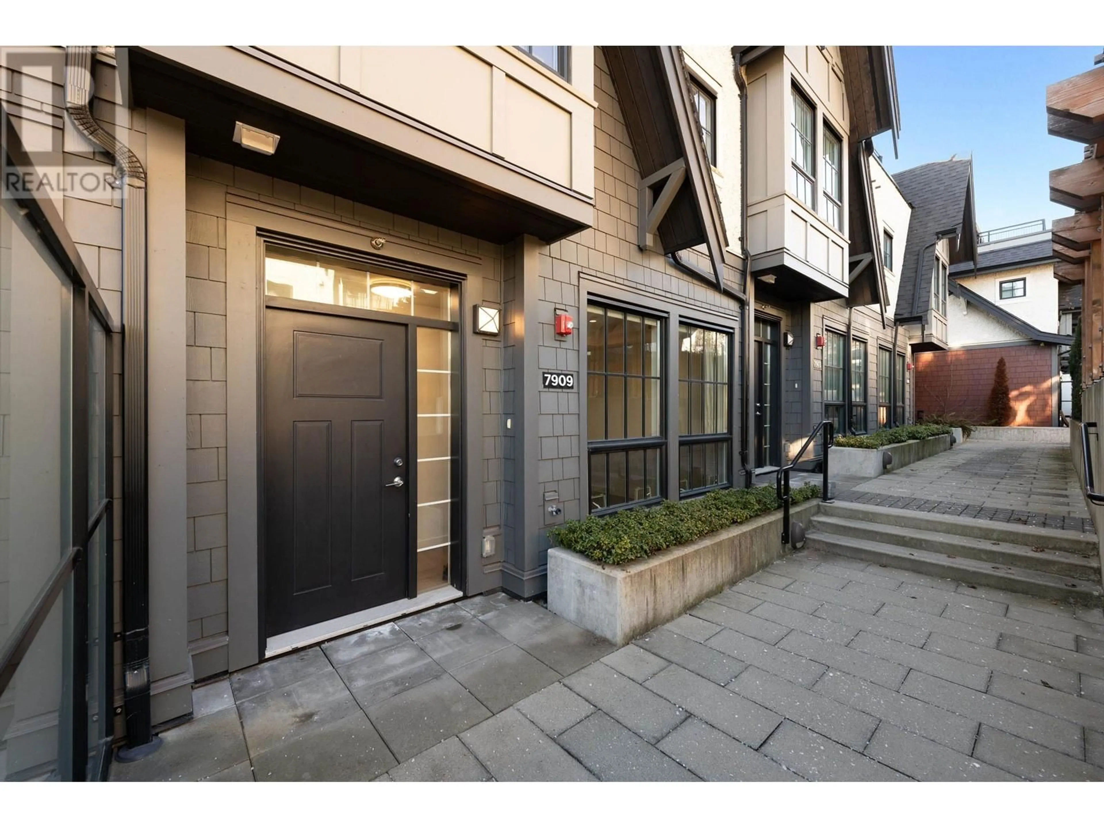 Indoor entryway for 7909 OAK STREET, Vancouver British Columbia V6P4A6