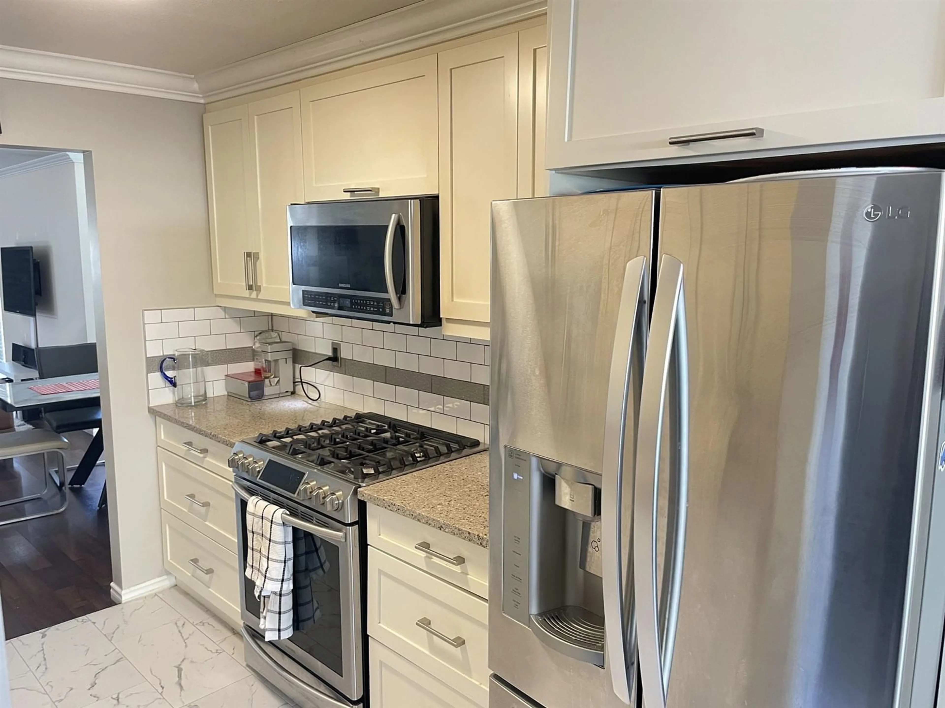 Standard kitchen, ceramic/tile floor for 132 - 10172 141, Surrey British Columbia V3T4P6