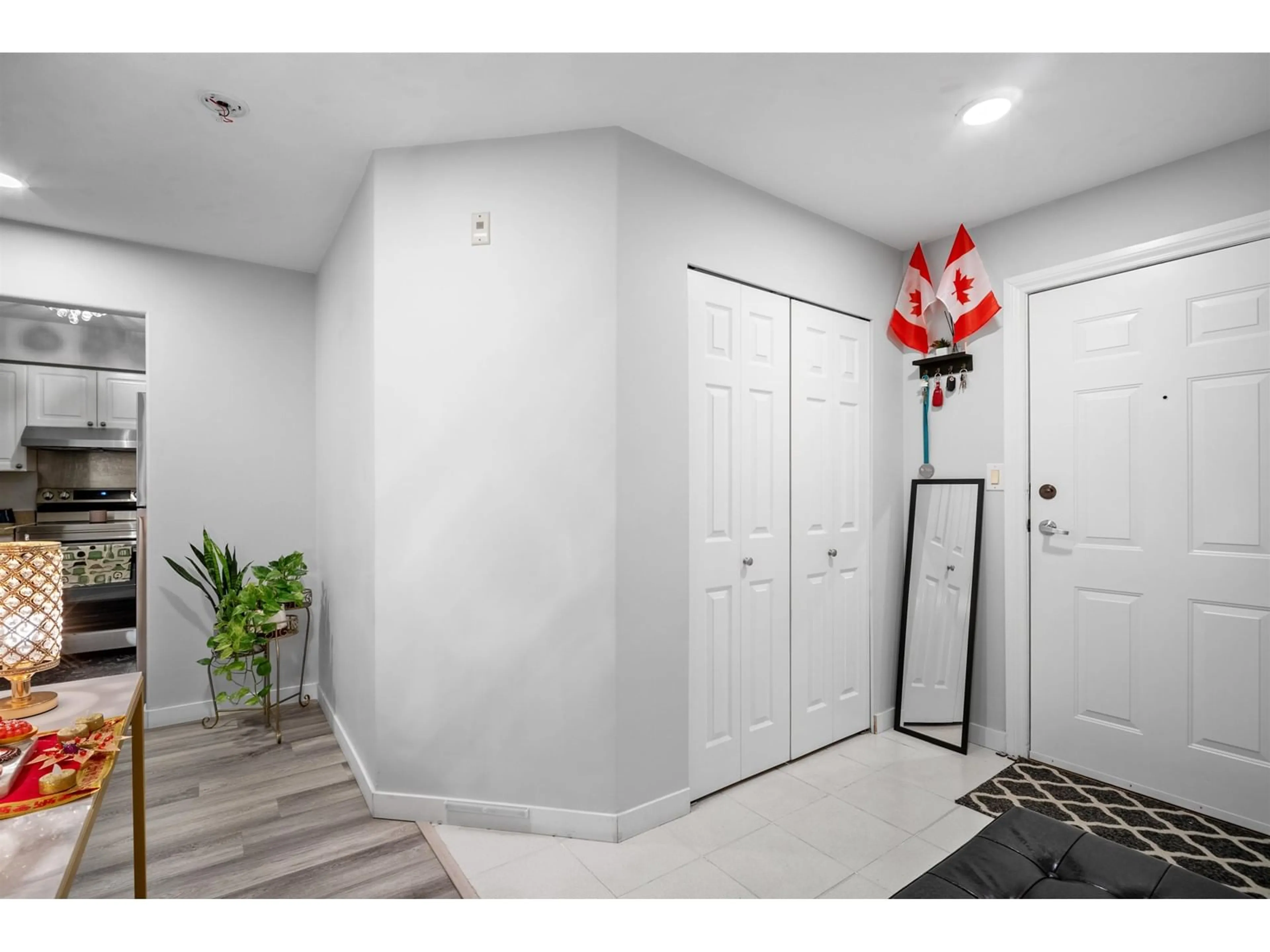 Indoor entryway for 102 33675 MARSHALL ROAD, Abbotsford British Columbia V2S1L4