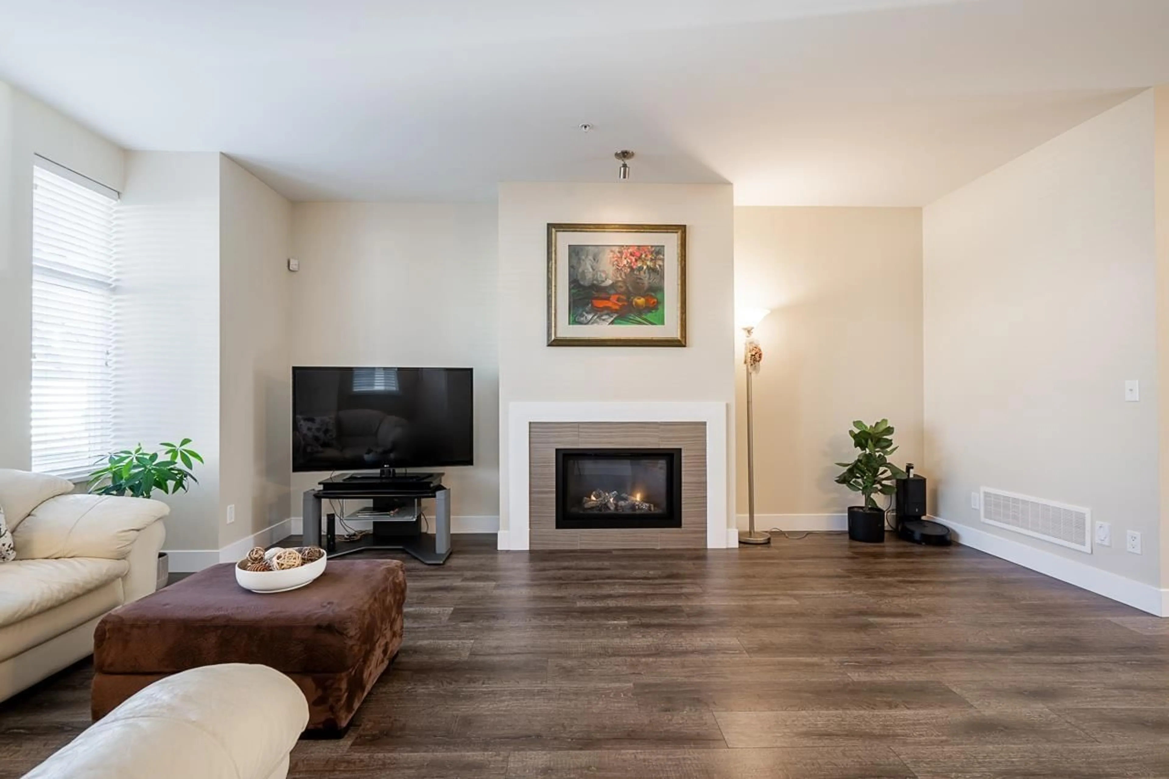 Living room with furniture, wood/laminate floor for 20580 84A AVENUE, Langley British Columbia V2Y0P5