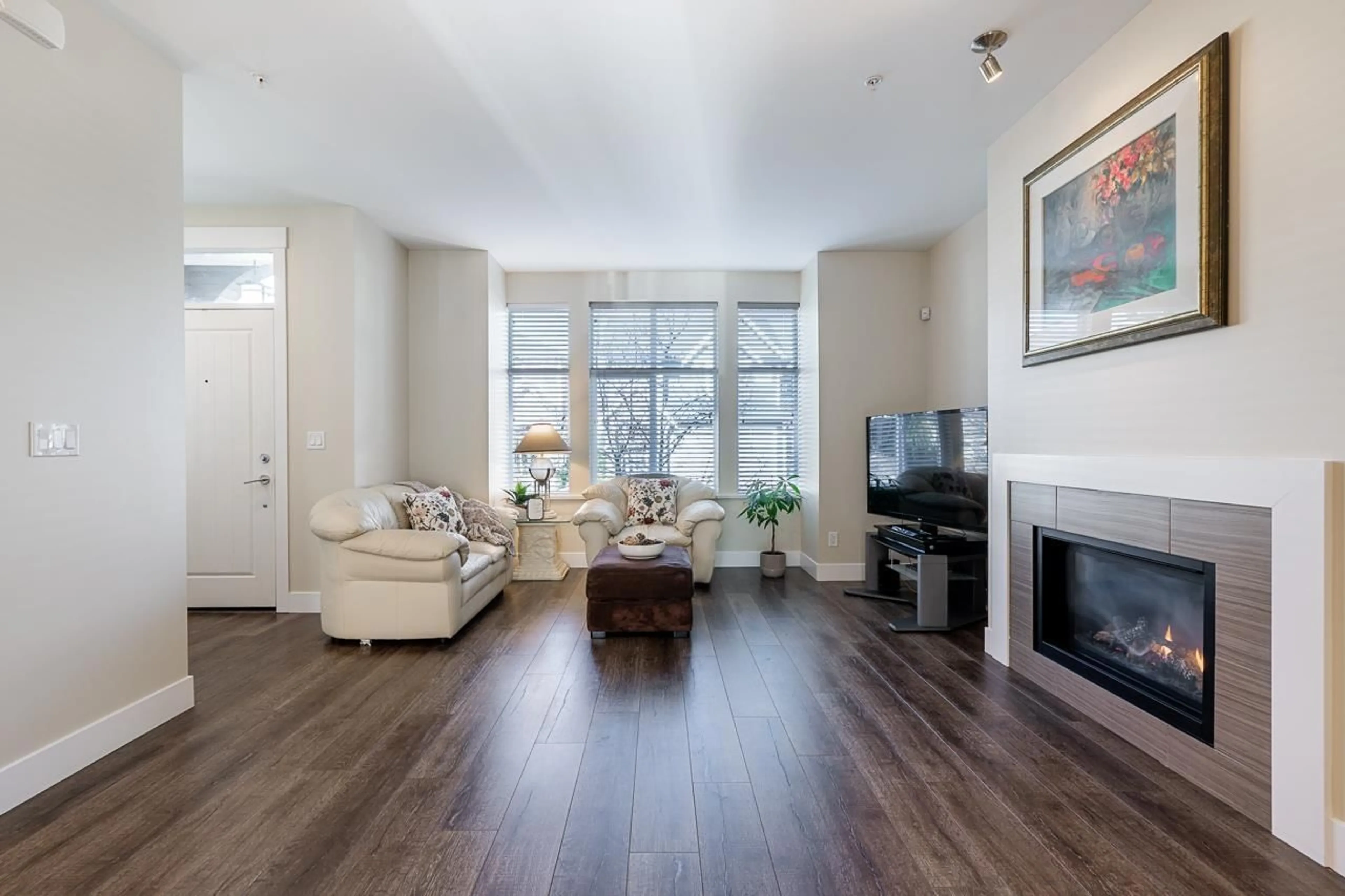 Living room with furniture, wood/laminate floor for 20580 84A AVENUE, Langley British Columbia V2Y0P5