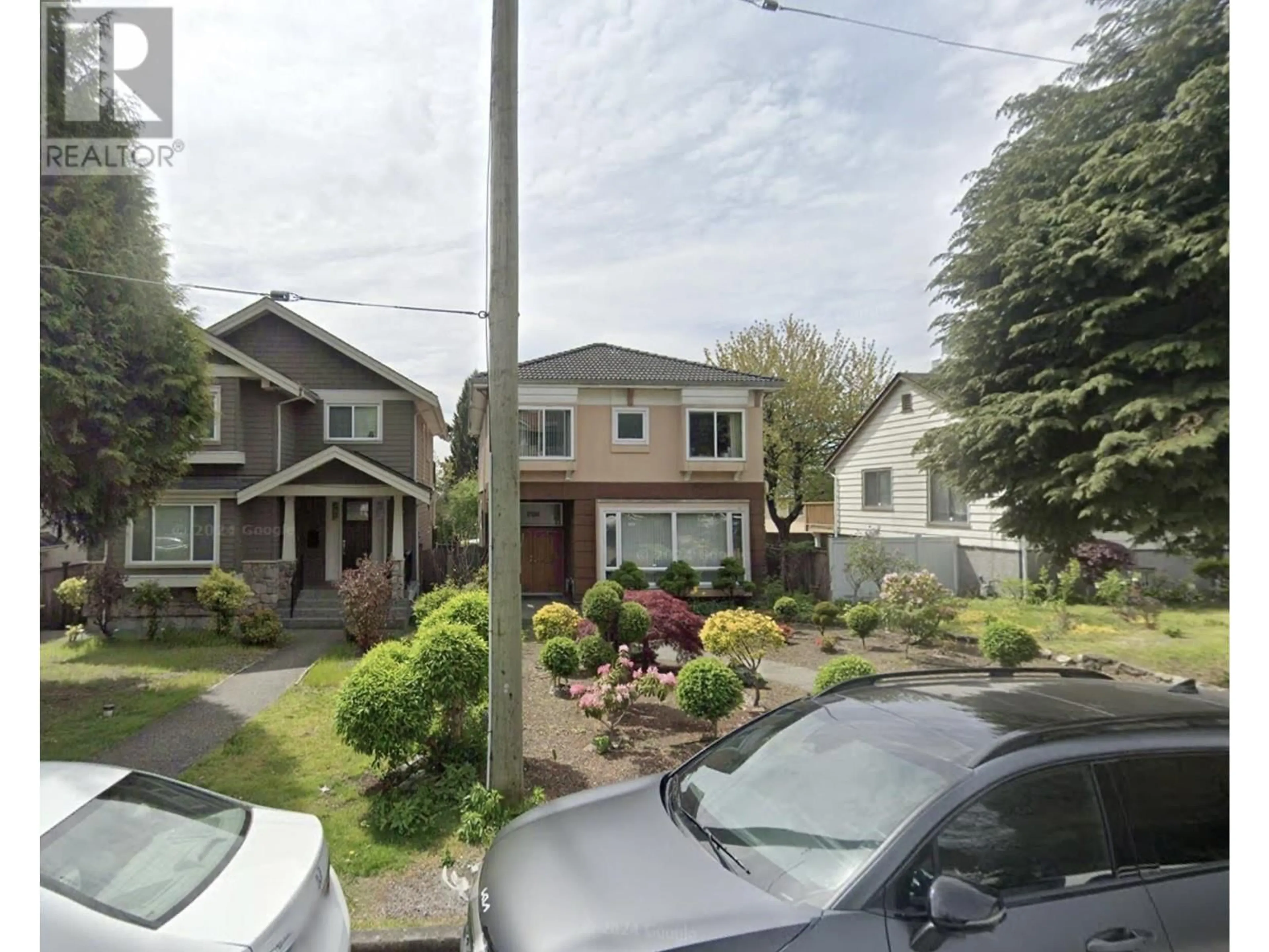 A pic from outside/outdoor area/front of a property/back of a property/a pic from drone, street for 298 W 64TH AVENUE, Vancouver British Columbia V5X2L8