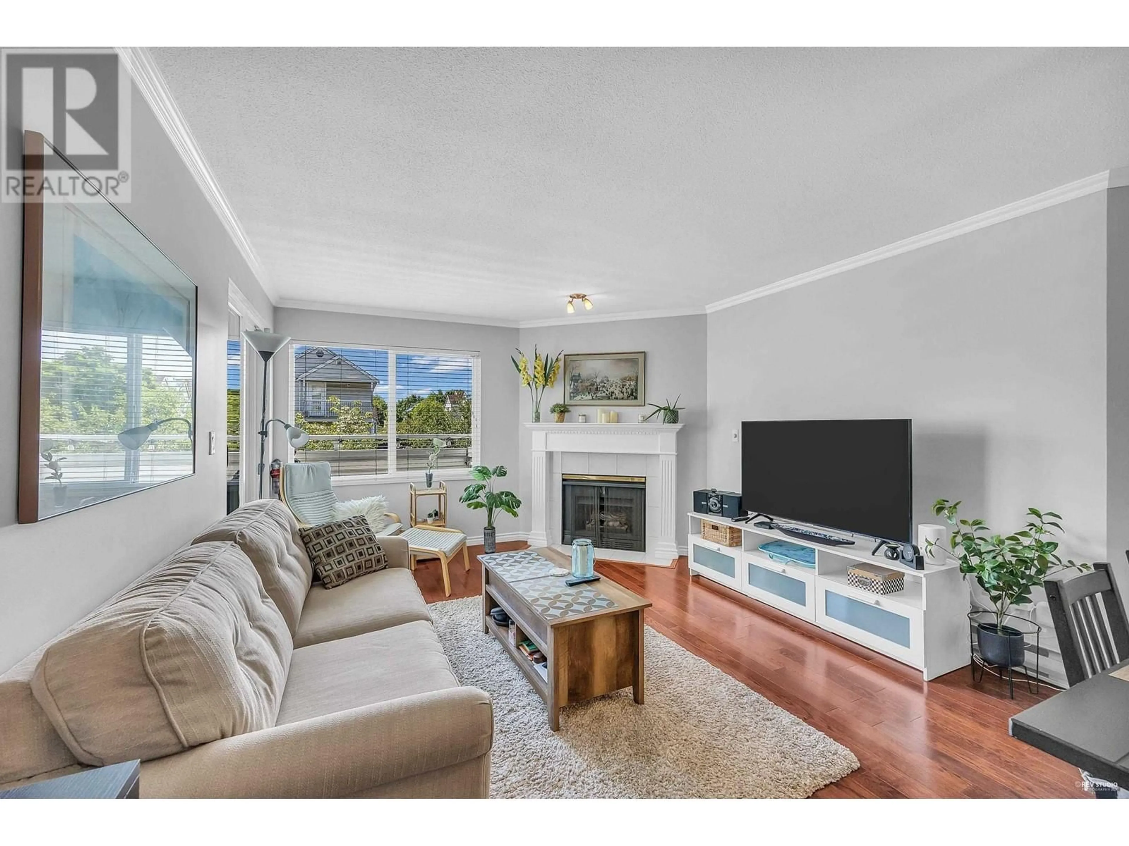 Living room with furniture, wood/laminate floor for 15 5661 LADNER TRUNK ROAD, Delta British Columbia V4K1X3