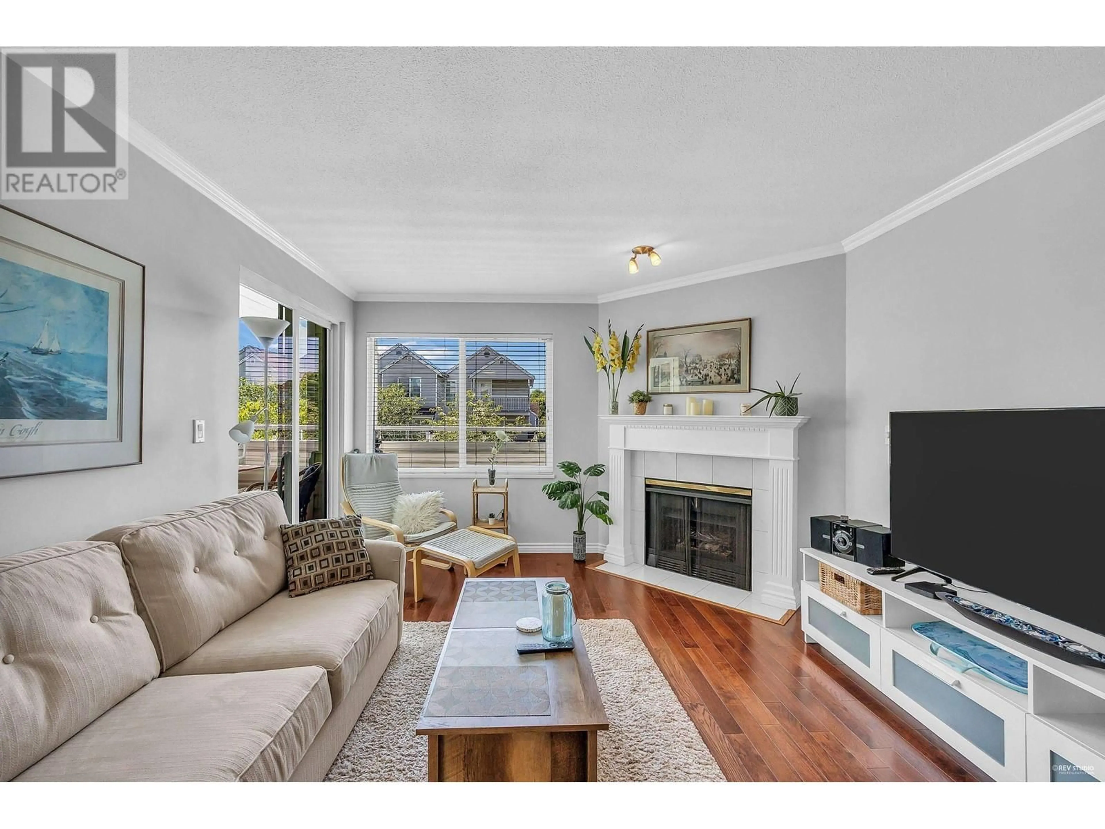 Living room with furniture, wood/laminate floor for 15 5661 LADNER TRUNK ROAD, Delta British Columbia V4K1X3