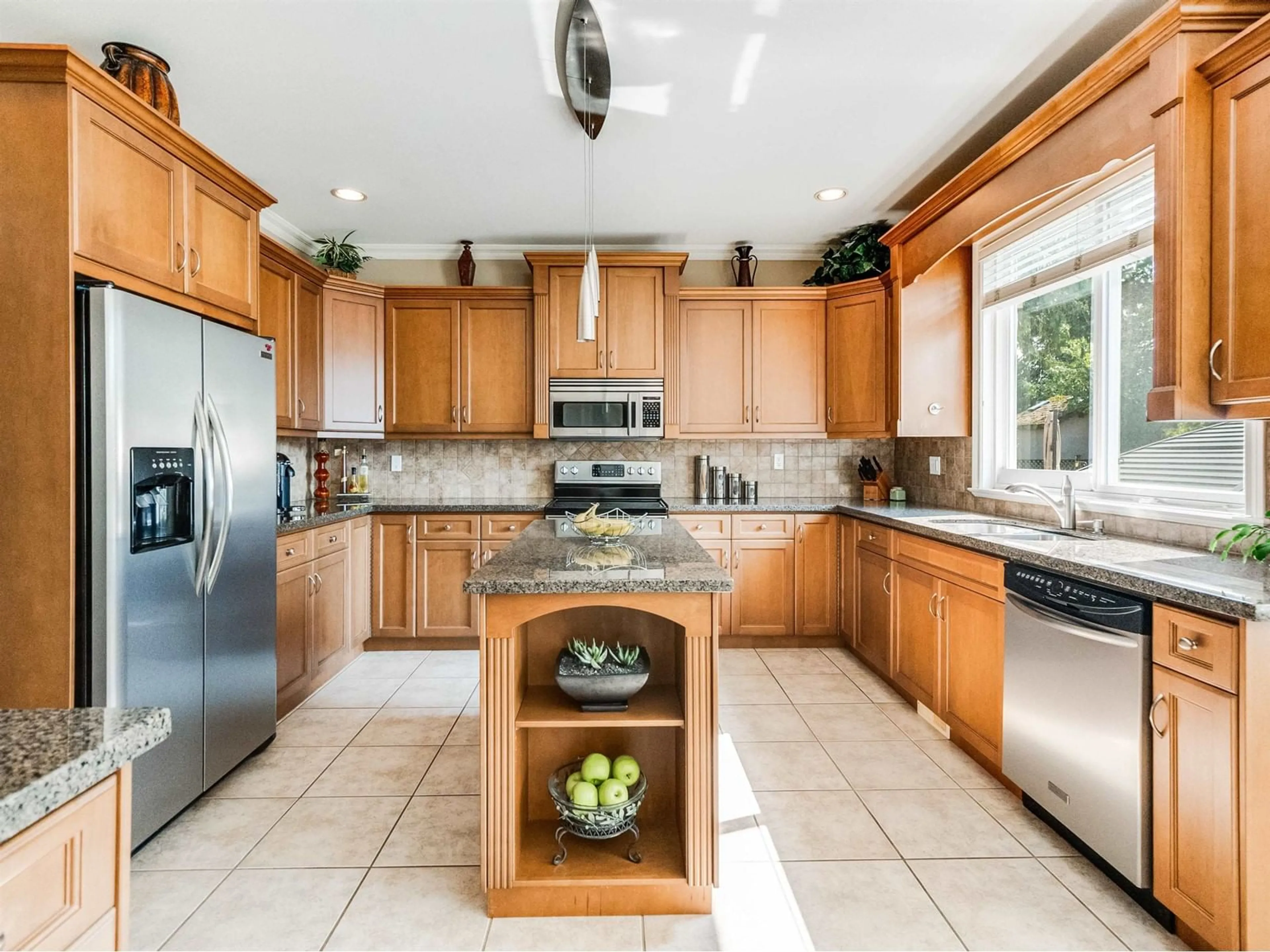 Open concept kitchen, ceramic/tile floor for 16096 110A AVENUE, Surrey British Columbia V4N4Y1