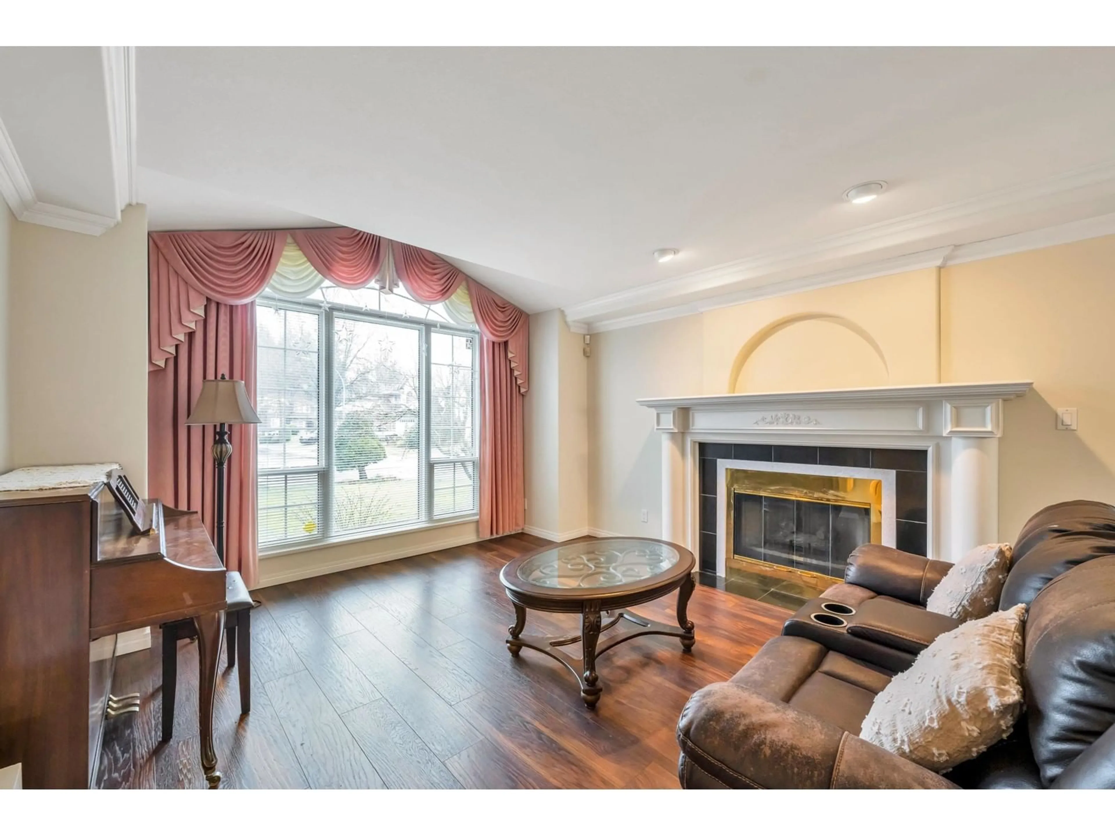 Living room with furniture, wood/laminate floor for 20713 90, Langley British Columbia V1M2N4