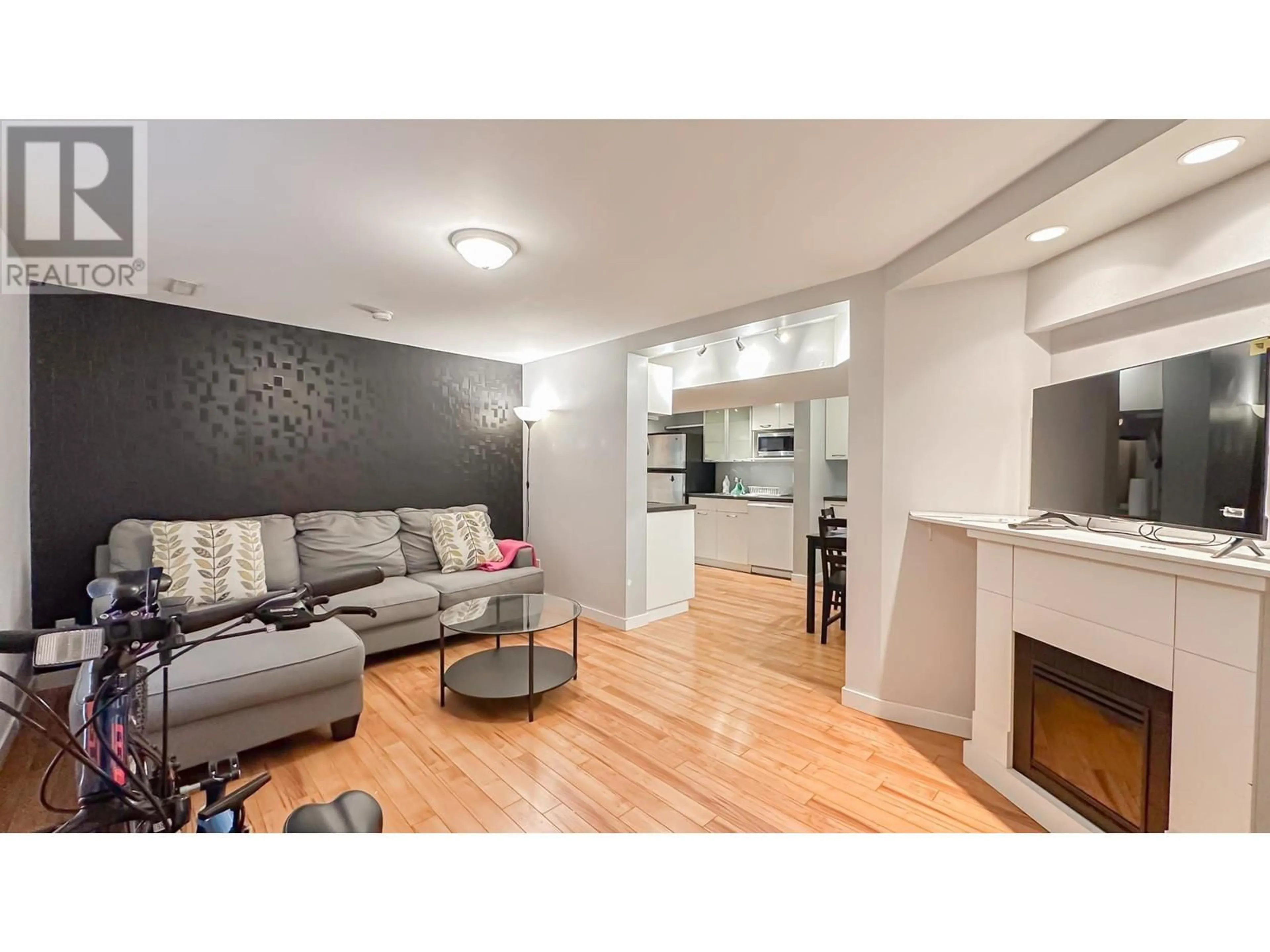 Living room with furniture, wood/laminate floor for 923 E 11TH AVENUE, Vancouver British Columbia V5T2E8