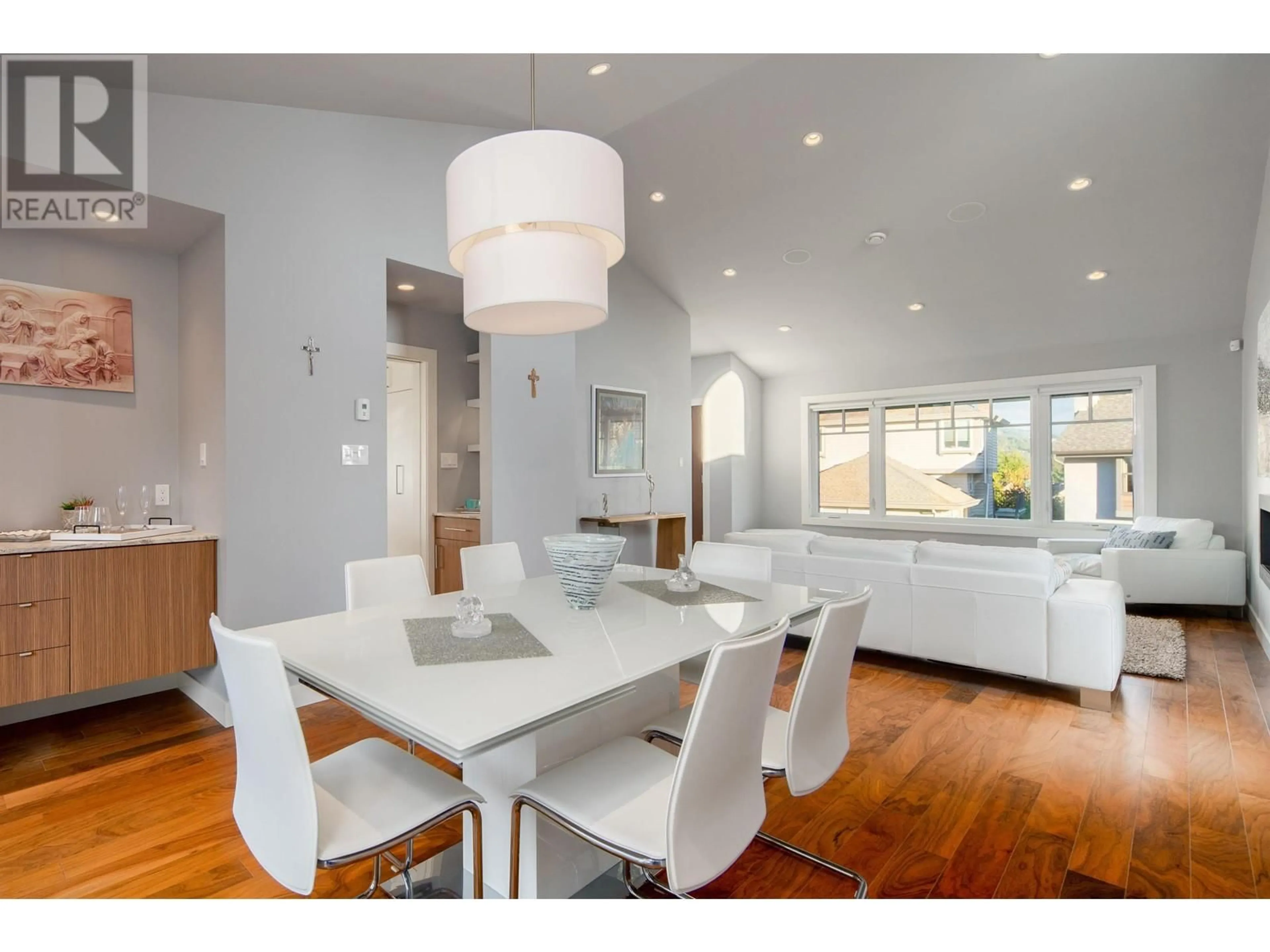 Dining room, wood/laminate floor for 4786 MEADFEILD COURT, West Vancouver British Columbia V7W2Y3