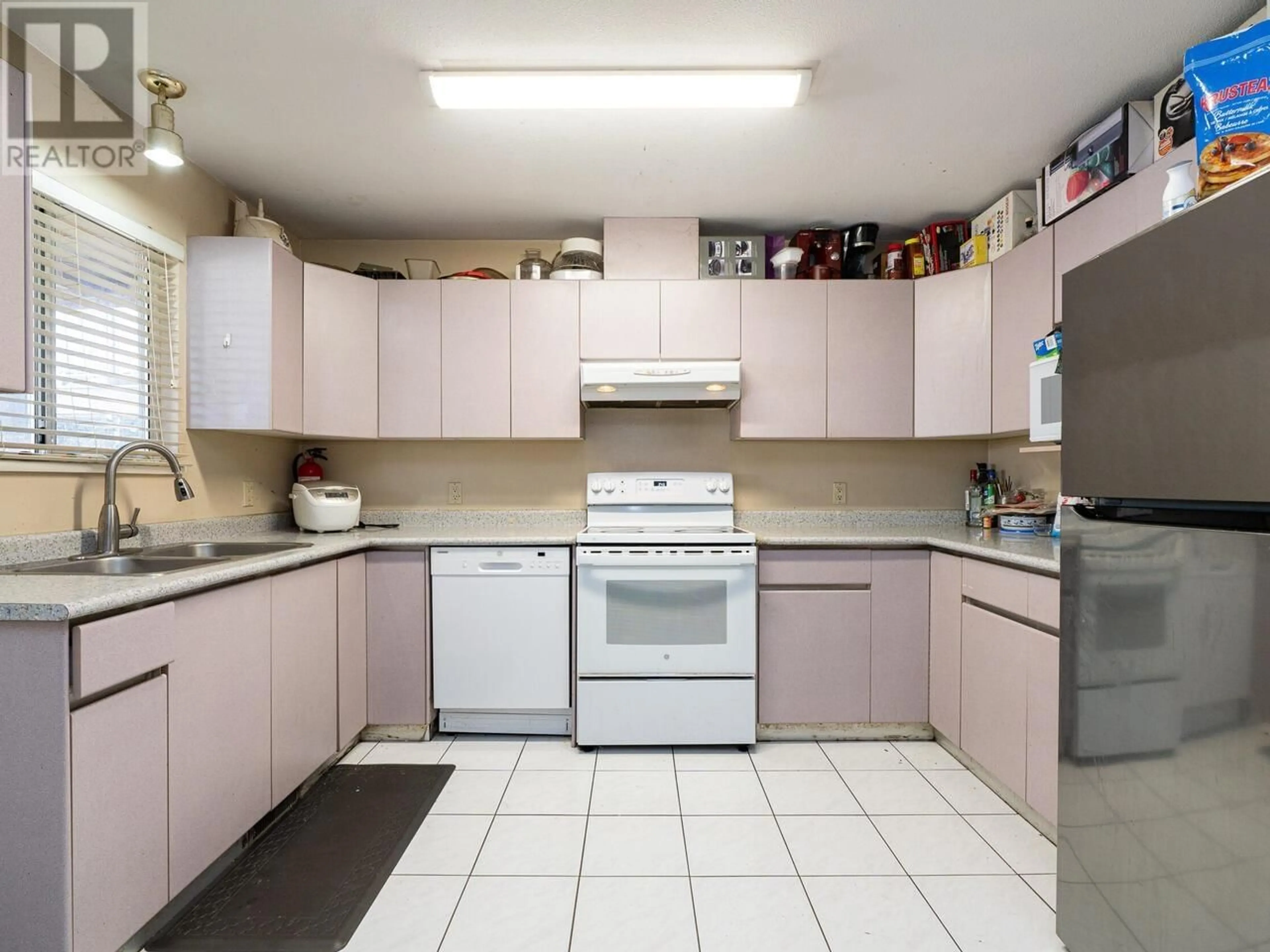 Standard kitchen, unknown for 7138 MAIN STREET, Vancouver British Columbia V5X3J2