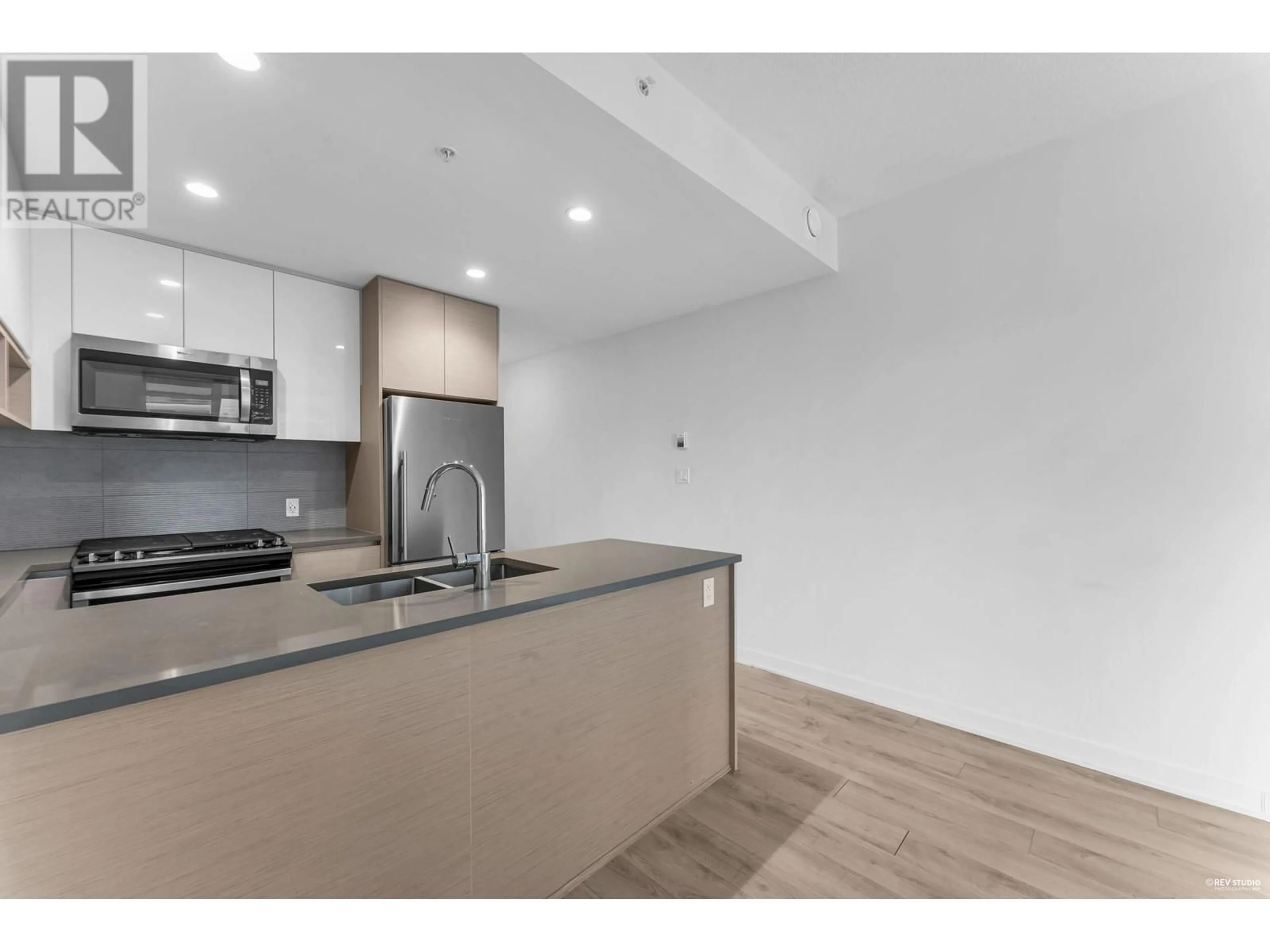 Standard kitchen, unknown for 501 8850 UNIVERSITY CRESCENT, Burnaby British Columbia V5A4Y8