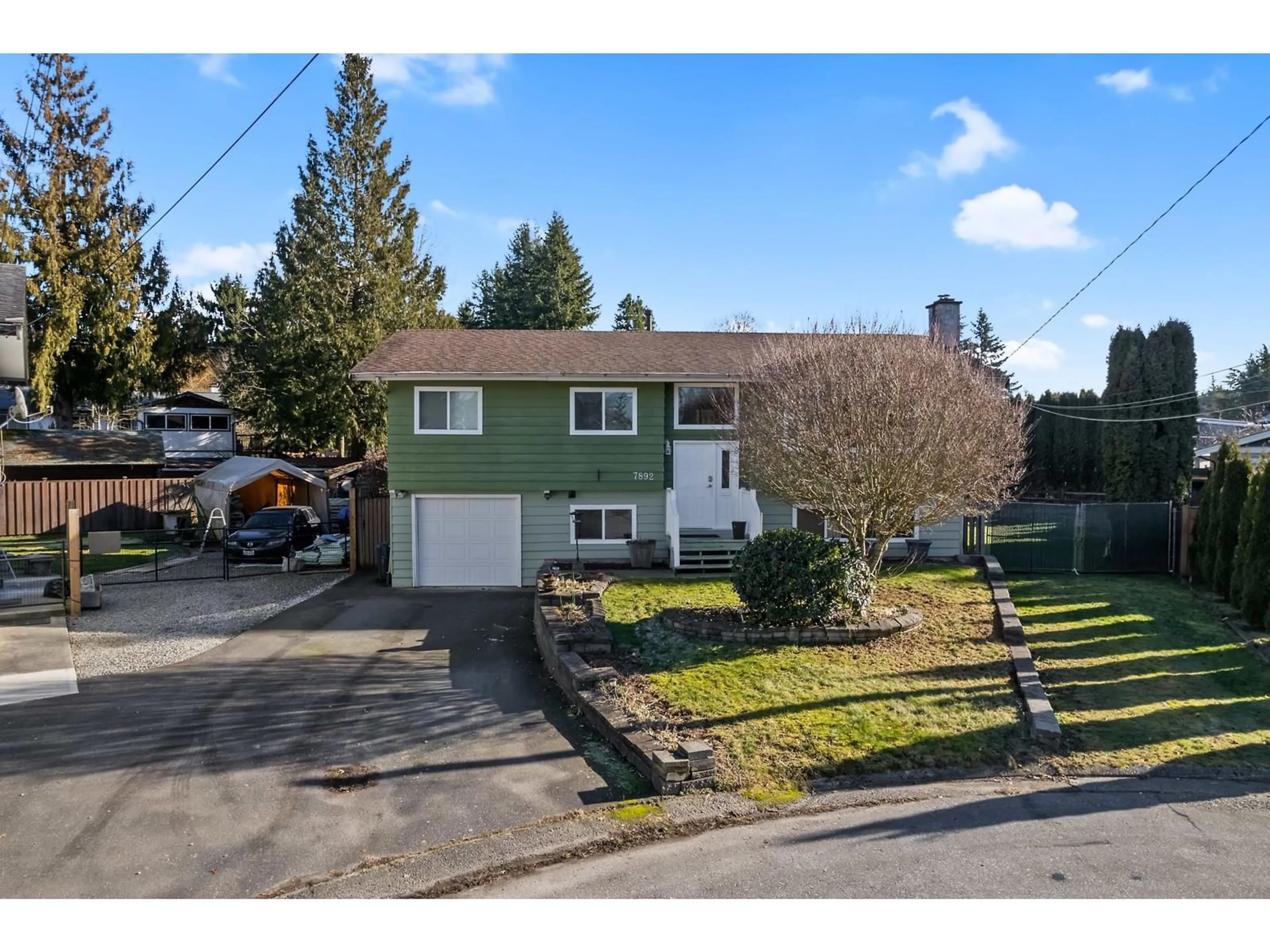 A pic from outside/outdoor area/front of a property/back of a property/a pic from drone, street for 7892 TEAL PLACE, Mission British Columbia V2V4M8