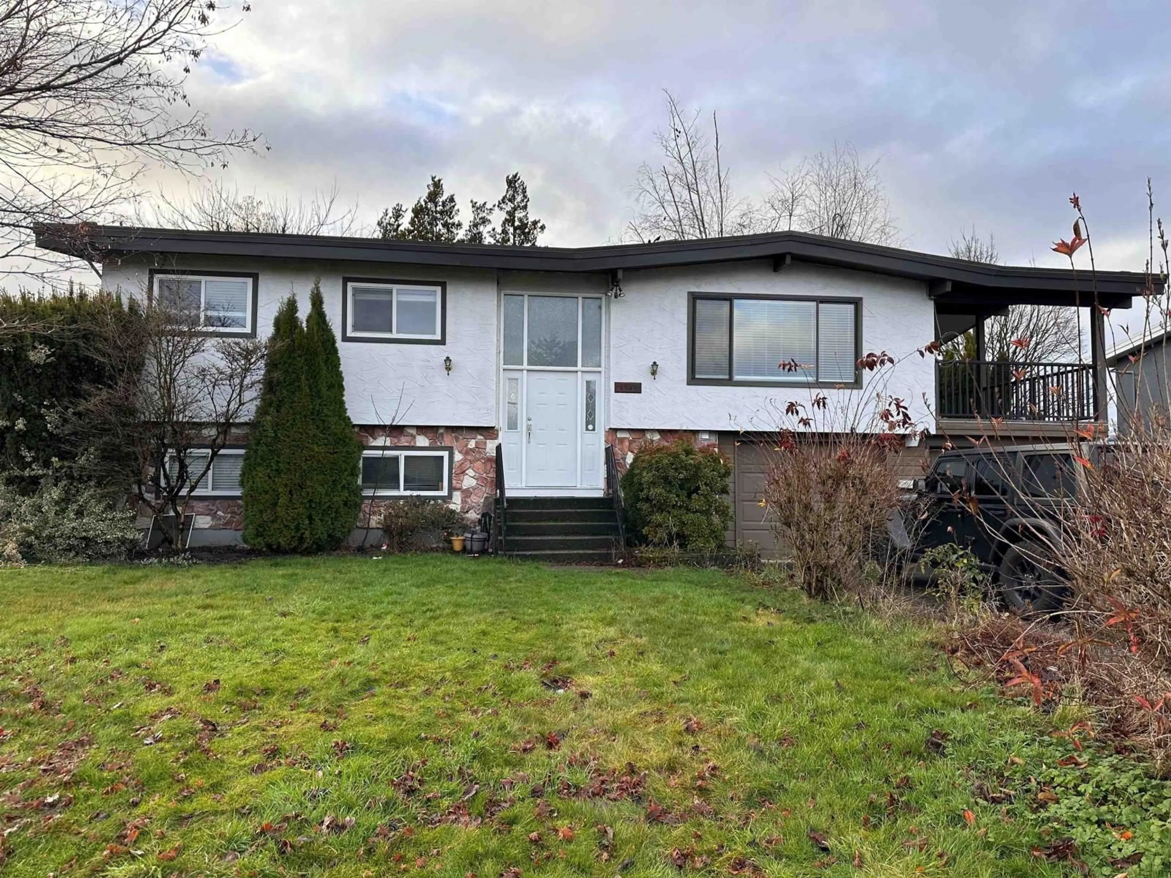 Home with vinyl exterior material, street for 9543 PAULA CRESCENT, Chilliwack British Columbia V2P6H1