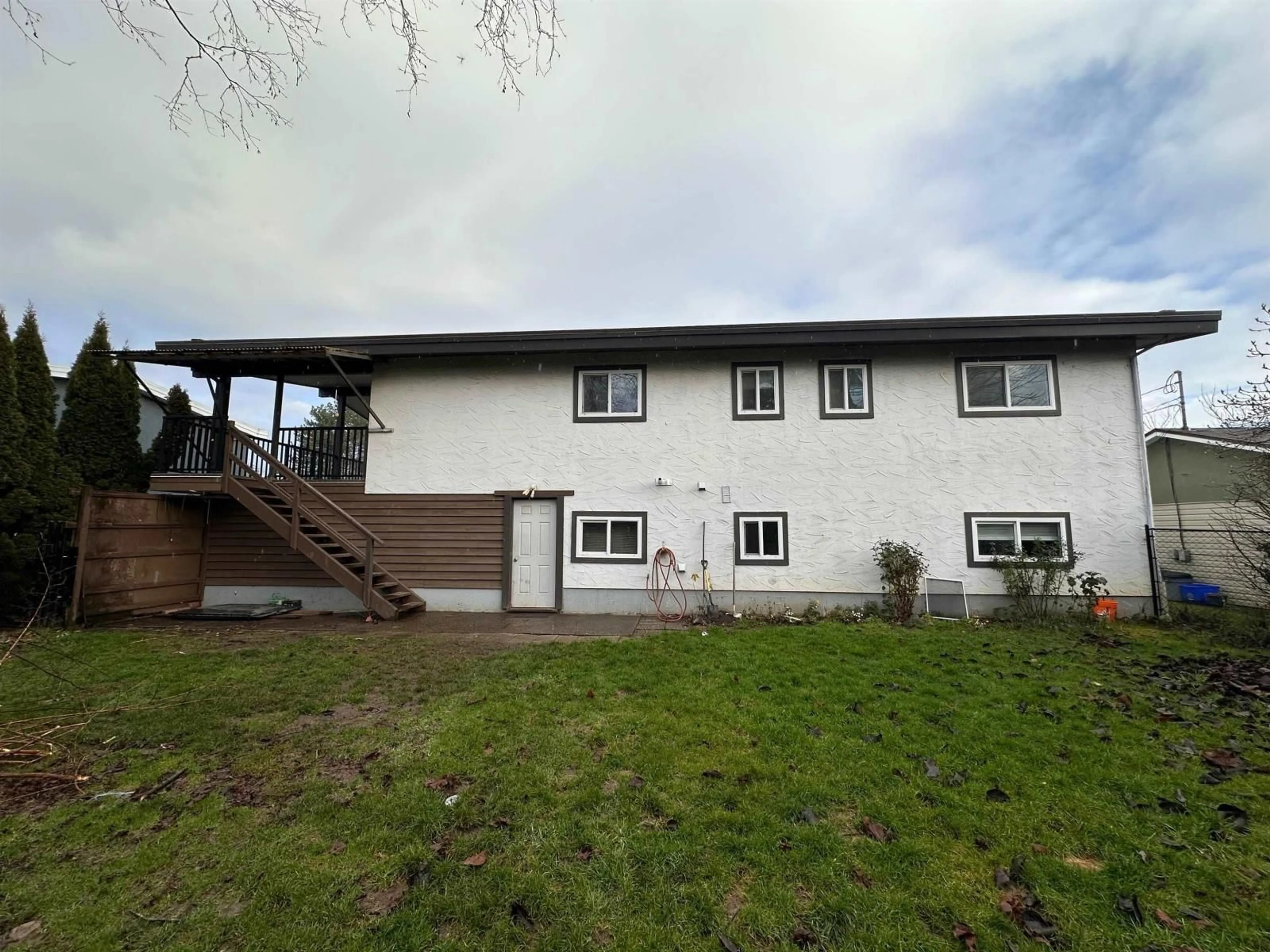 A pic from outside/outdoor area/front of a property/back of a property/a pic from drone, building for 9543 PAULA CRESCENT, Chilliwack British Columbia V2P6H1