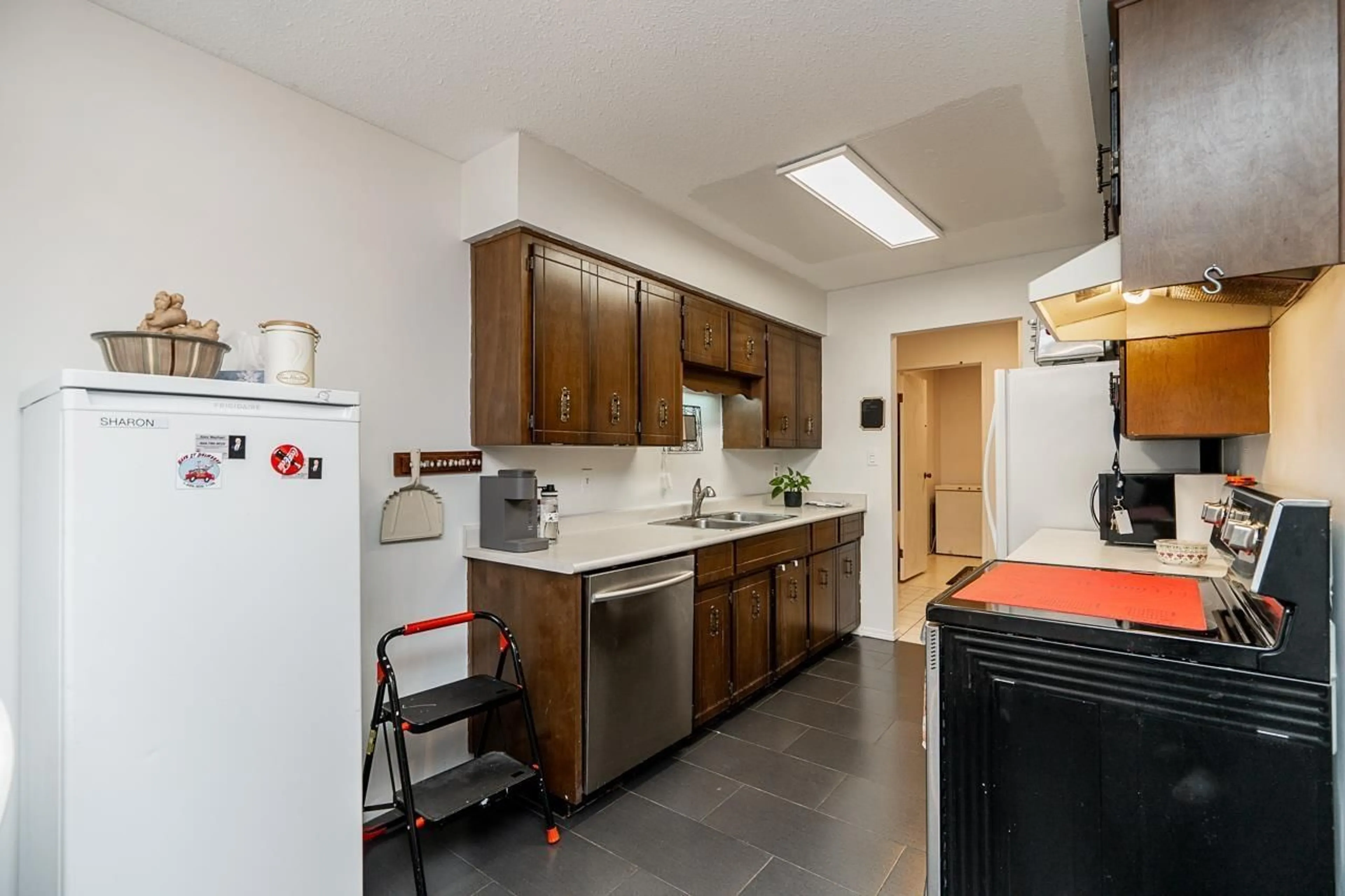 Standard kitchen, ceramic/tile floor for 302 33369 OLD YALE ROAD, Abbotsford British Columbia V2S2J6