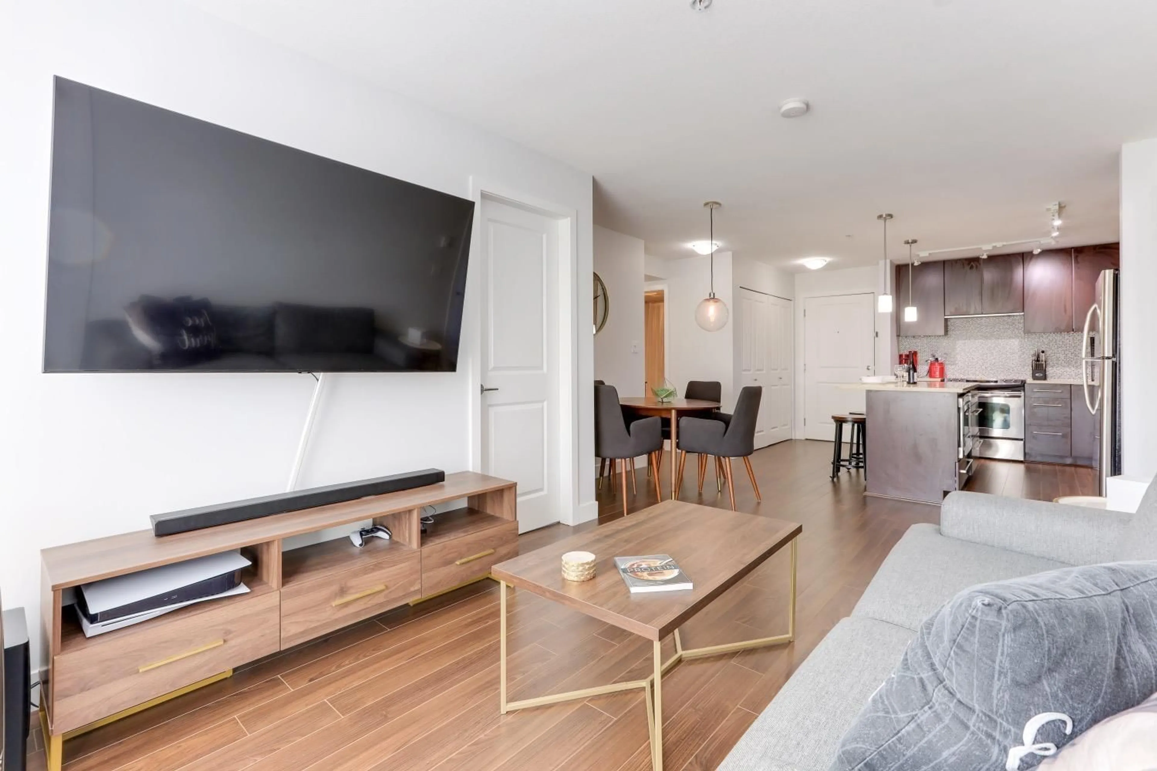 Living room with furniture, wood/laminate floor for 317 15745 CROYDON DRIVE, Surrey British Columbia V3S2L5