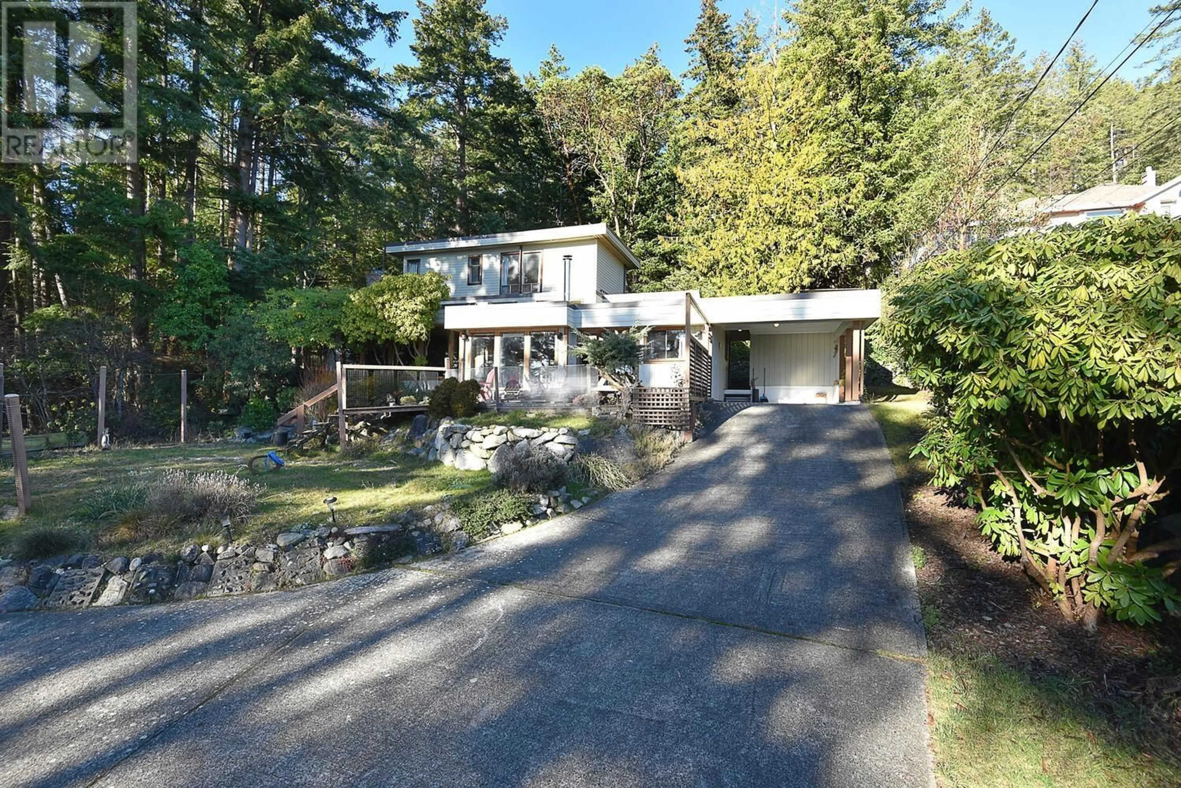 A pic from outside/outdoor area/front of a property/back of a property/a pic from drone, unknown for 6638 SUNSHINE COAST HIGHWAY, Sechelt British Columbia V7Z0M9