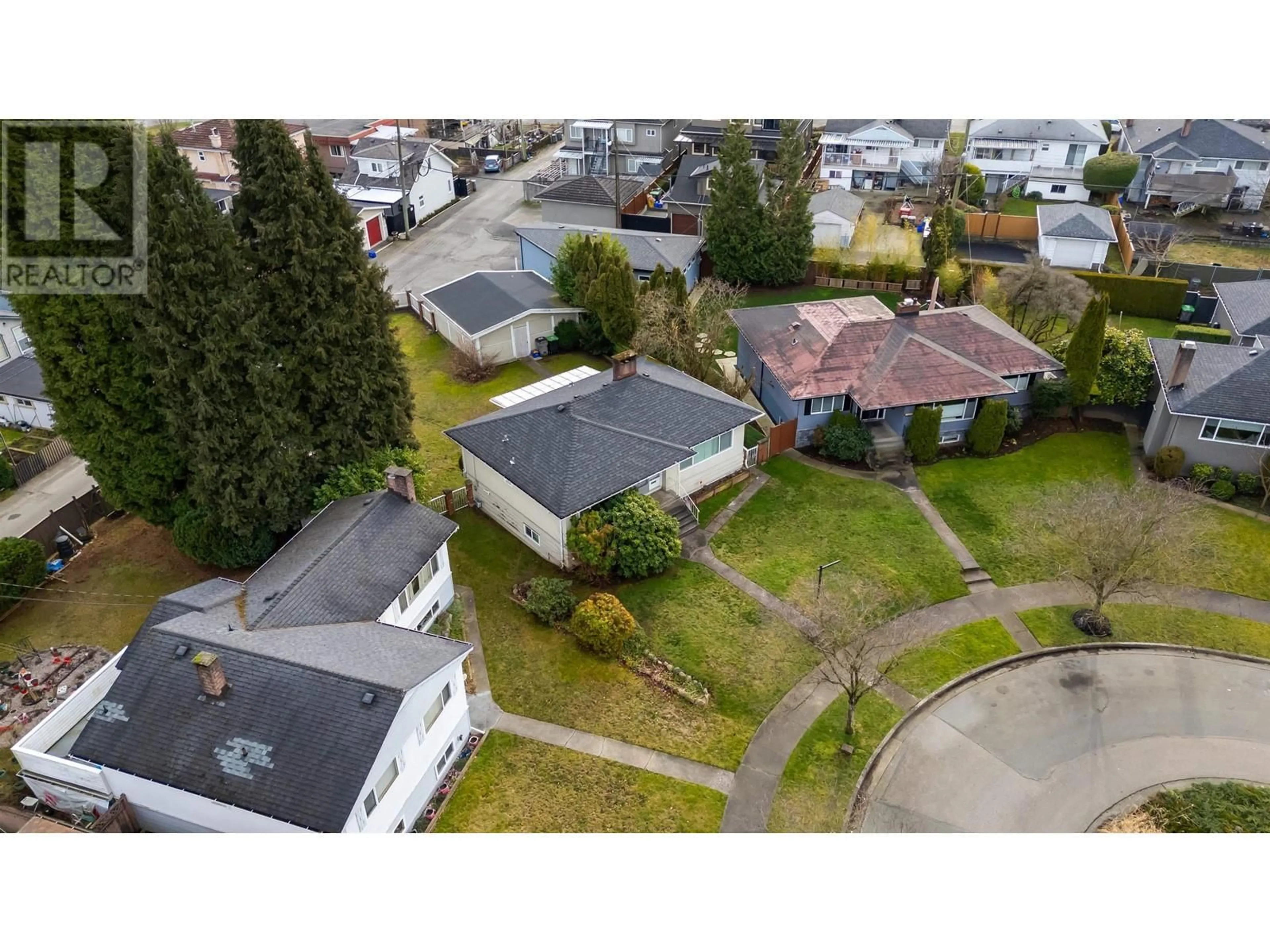 A pic from outside/outdoor area/front of a property/back of a property/a pic from drone, street for 3692 E 24 AVENUE, Vancouver British Columbia V5R1H1