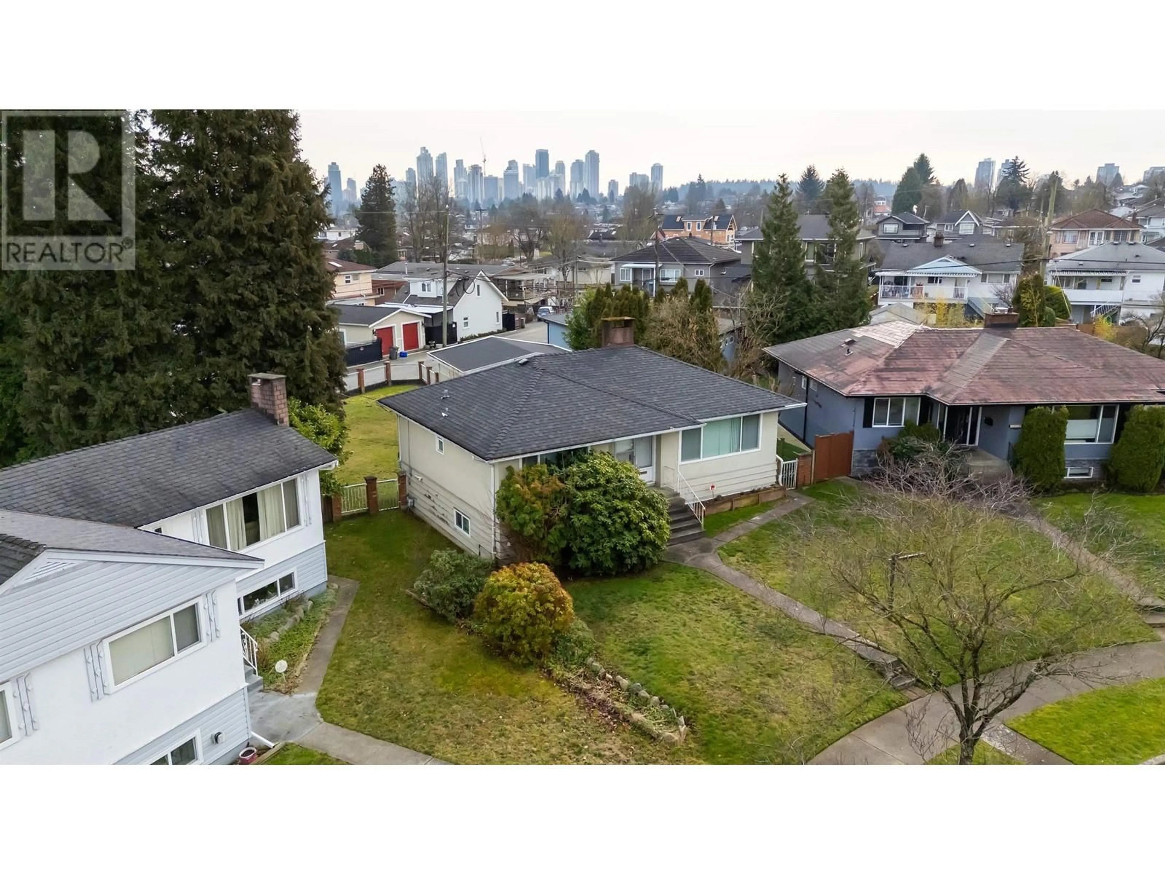 A pic from outside/outdoor area/front of a property/back of a property/a pic from drone, city buildings view from balcony for 3692 E 24 AVENUE, Vancouver British Columbia V5R1H1