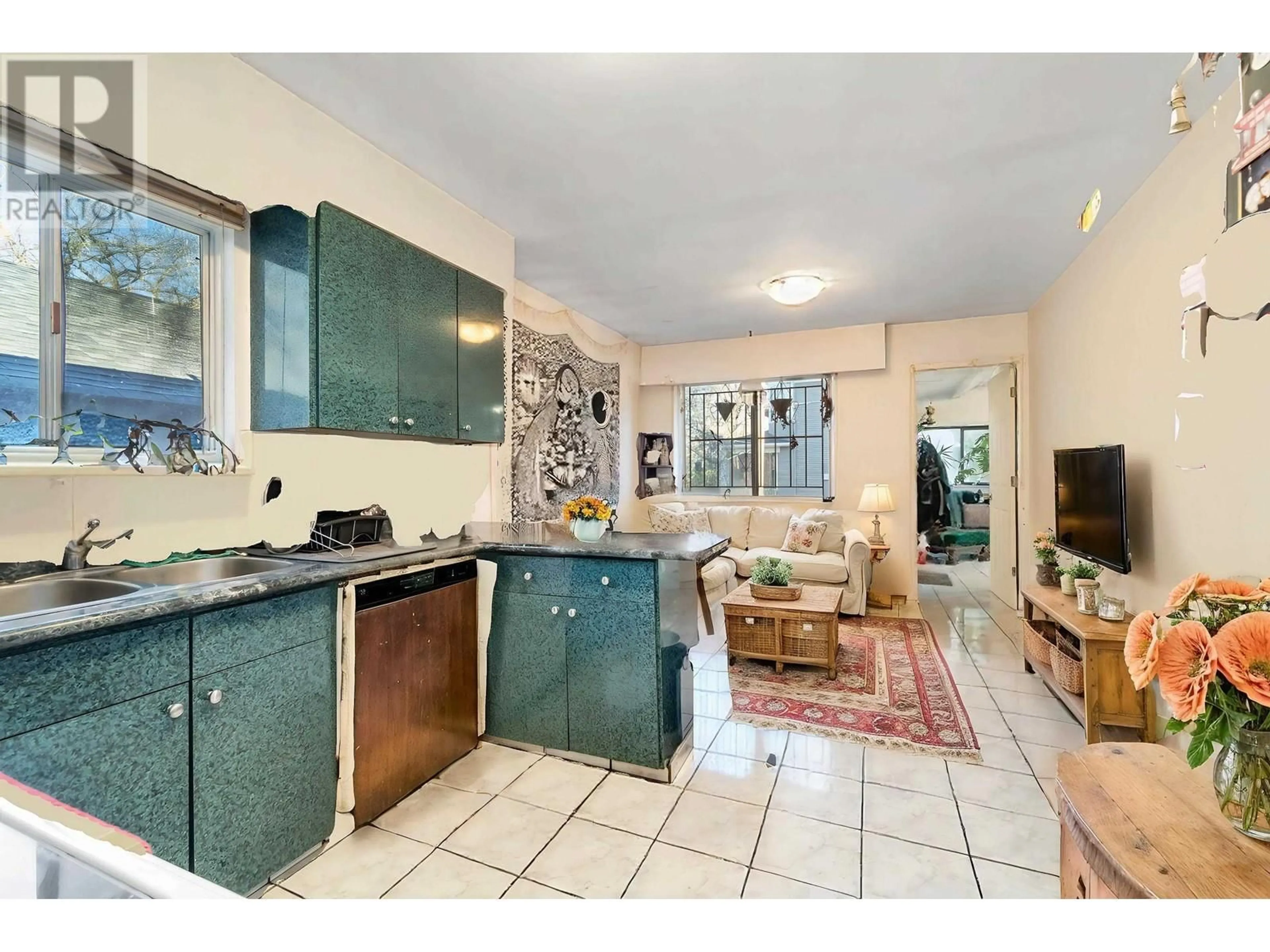 Open concept kitchen, ceramic/tile floor for 1014 VICTORIA DRIVE, Vancouver British Columbia V5L4G2