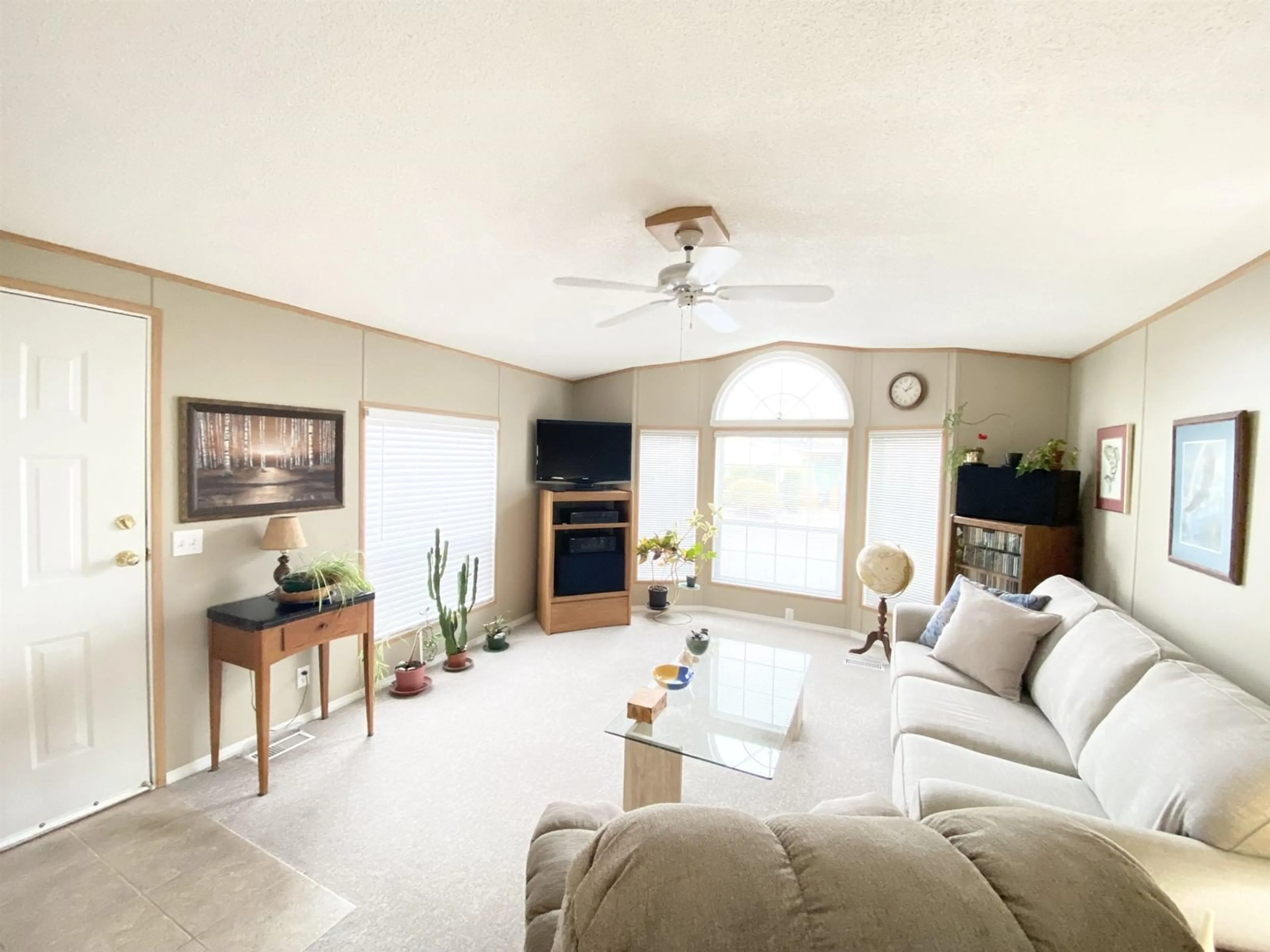 Living room with furniture, ceramic/tile floor for 2054 CUMBRIA DRIVE, Surrey British Columbia V4A5J9