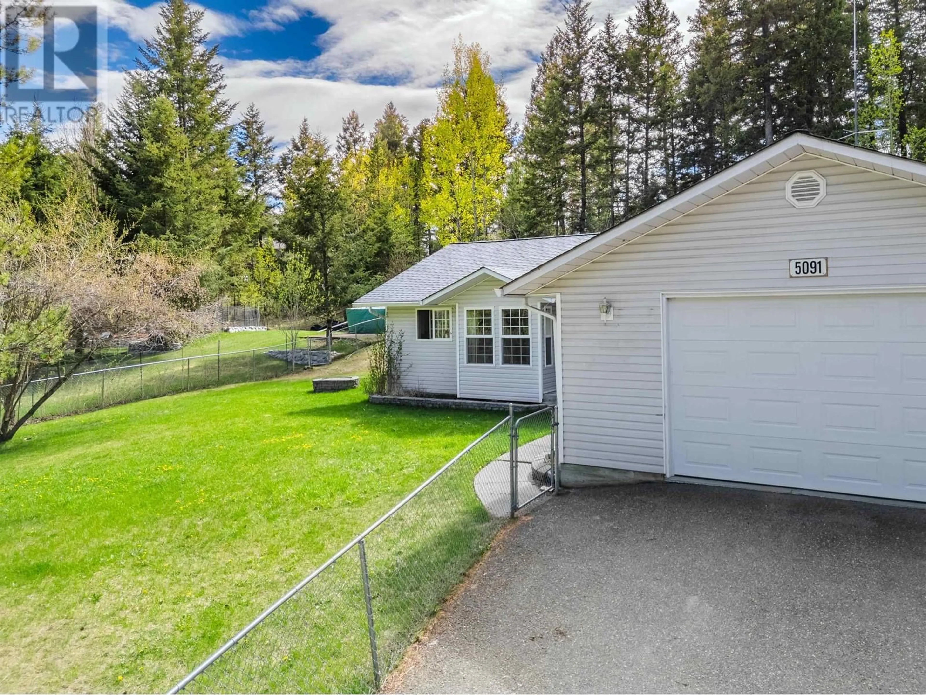 A pic from outside/outdoor area/front of a property/back of a property/a pic from drone, unknown for 5091 EASZEE DRIVE, 108 Mile Ranch British Columbia V0K2Z0