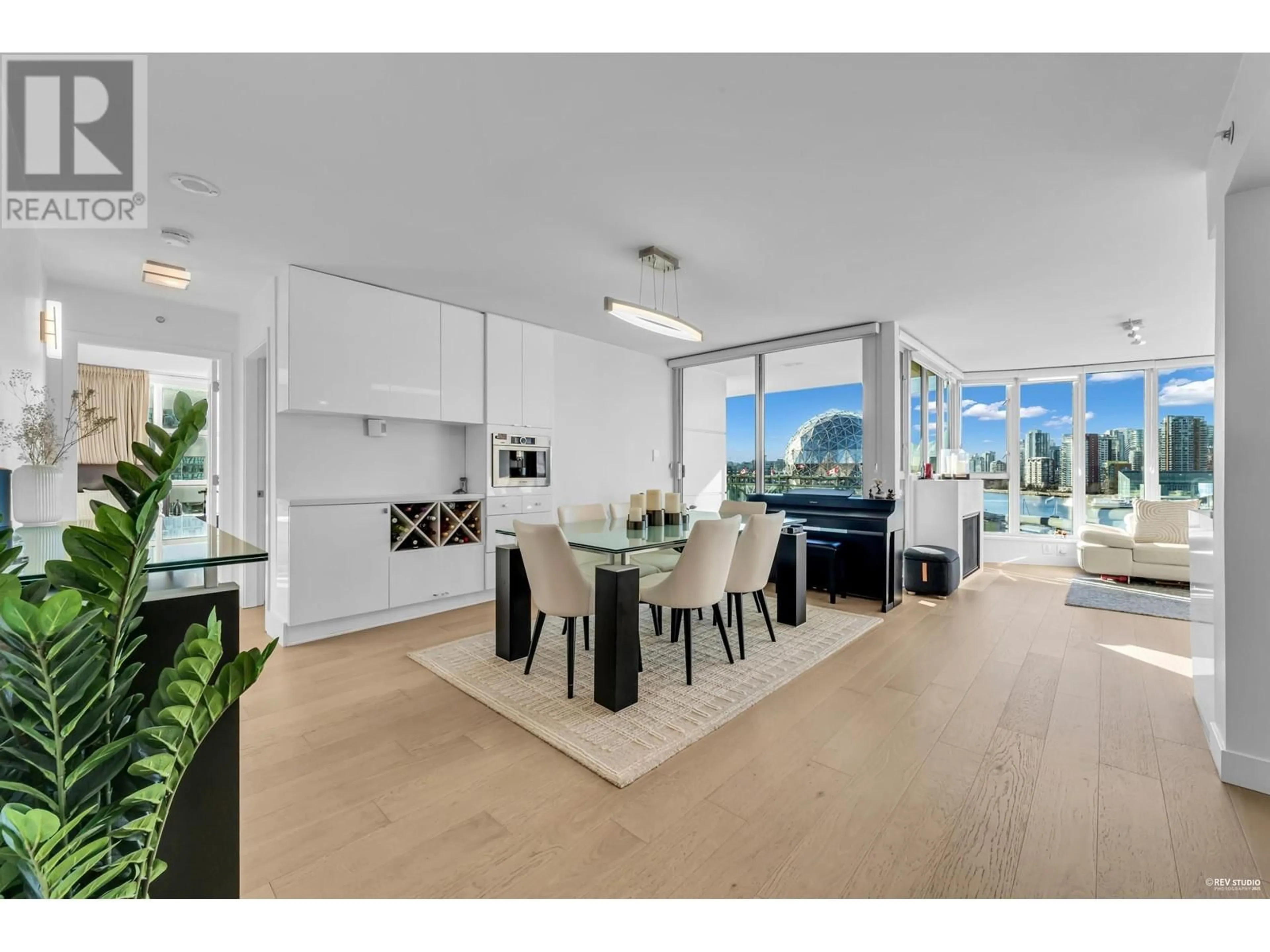 Open concept kitchen, unknown for 801 1188 QUEBEC STREET, Vancouver British Columbia V6A4B3