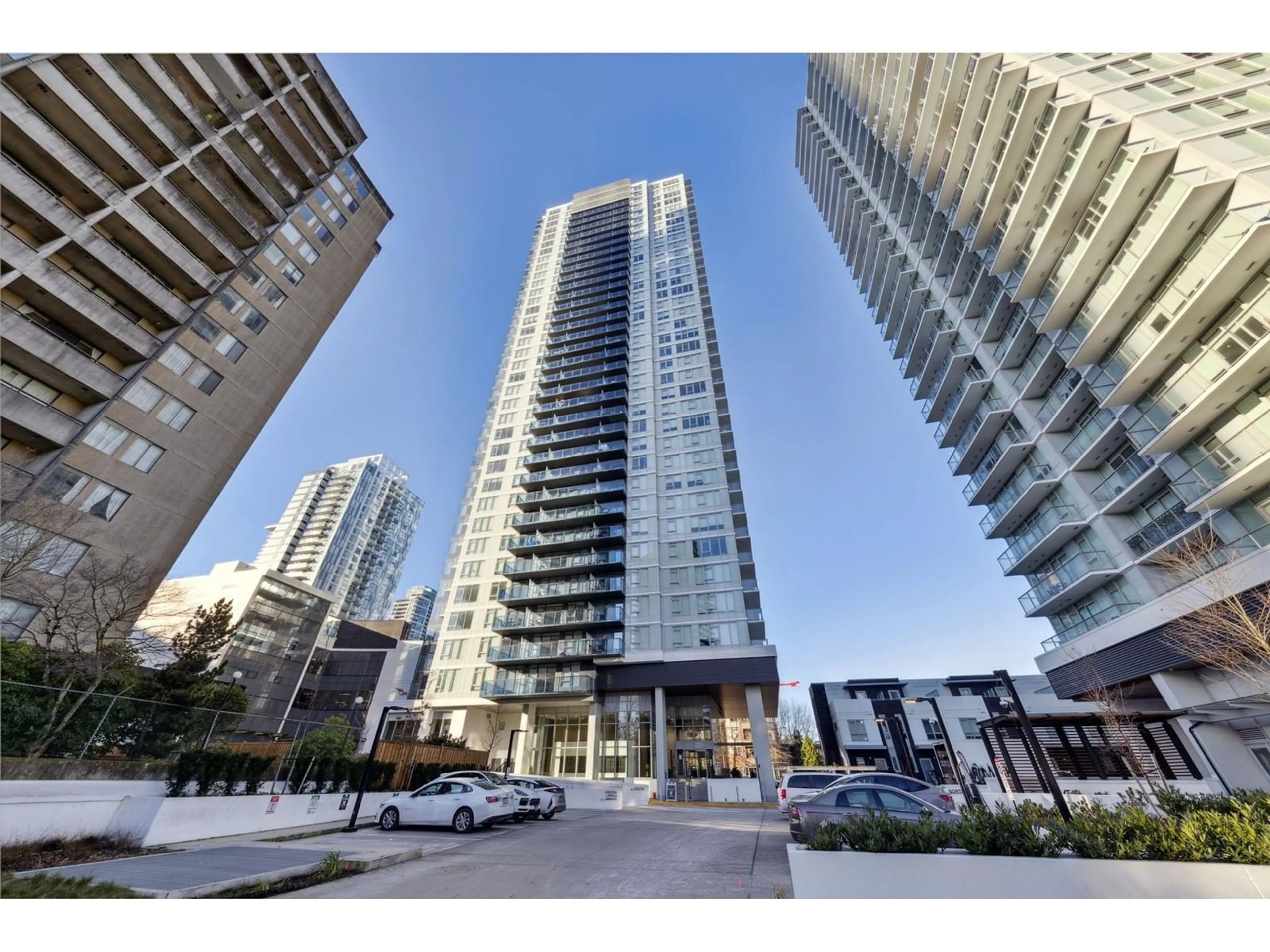 Indoor foyer for 609 10448 UNIVERSITY DRIVE, Surrey British Columbia V3T0S7