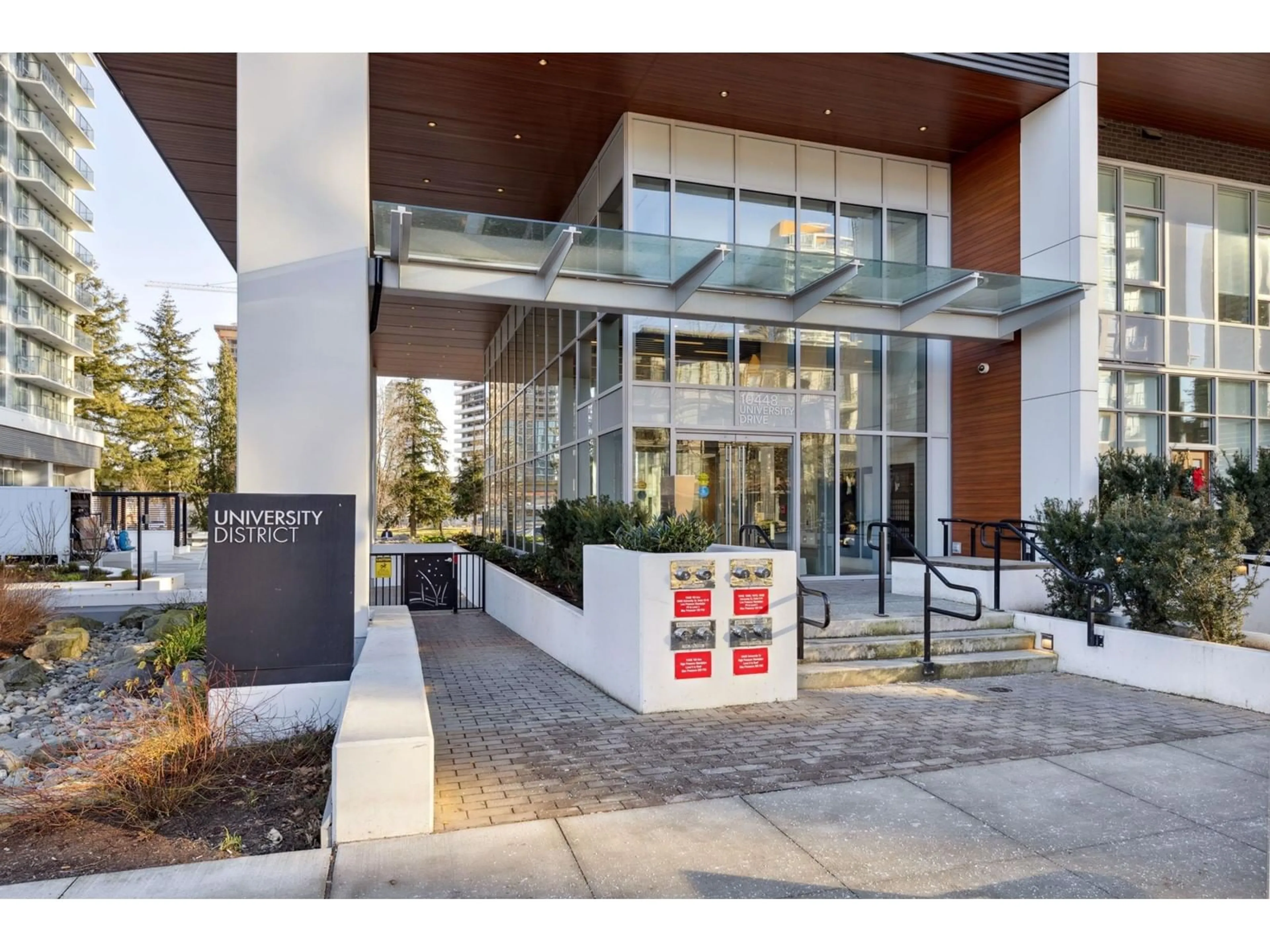 Indoor foyer for 609 10448 UNIVERSITY DRIVE, Surrey British Columbia V3T0S7