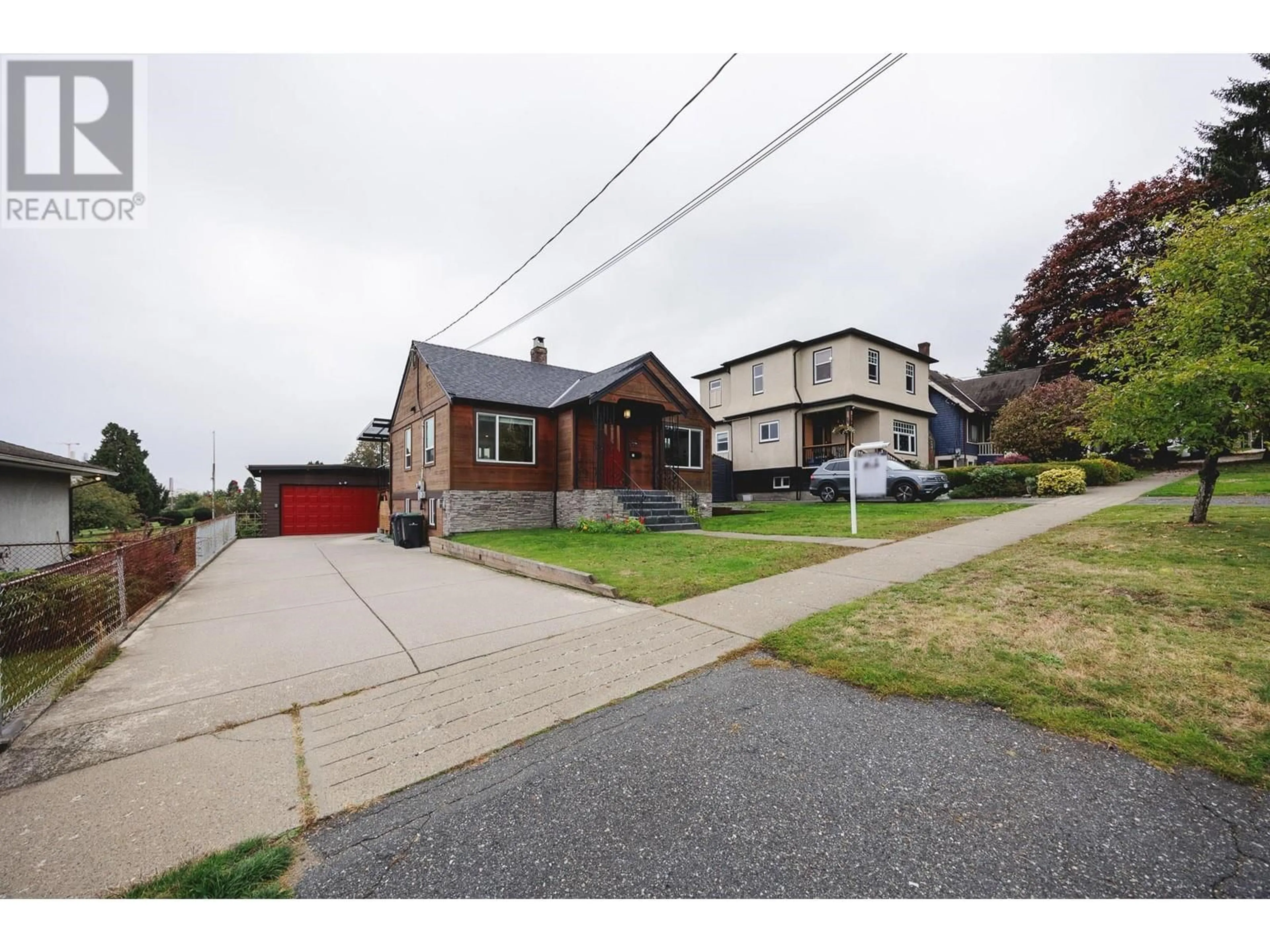 A pic from outside/outdoor area/front of a property/back of a property/a pic from drone, street for 362 ALBERTA STREET, New Westminster British Columbia V3L3J4