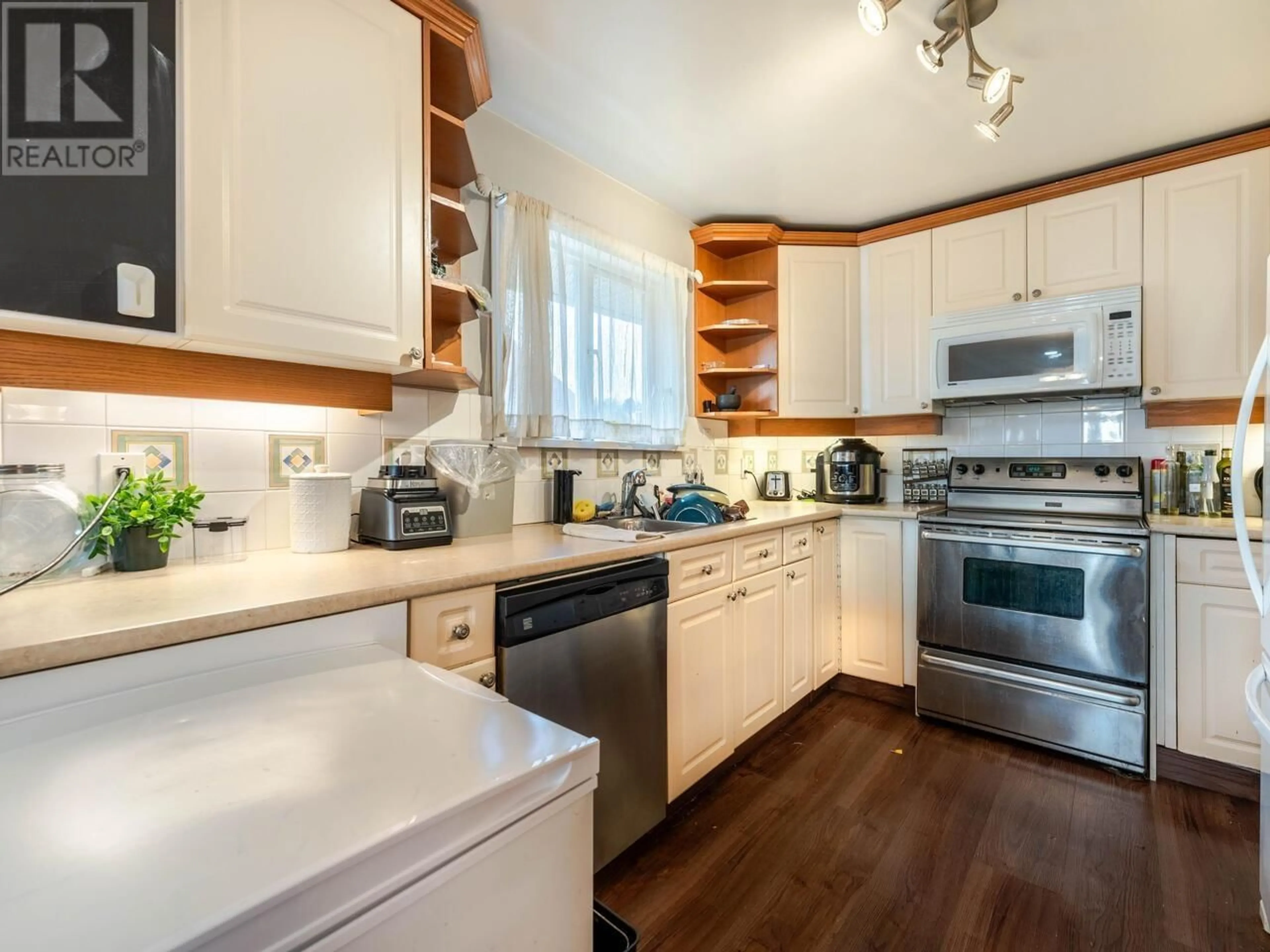 Open concept kitchen, unknown for 420 ALBERTA STREET, New Westminster British Columbia V3L3J7