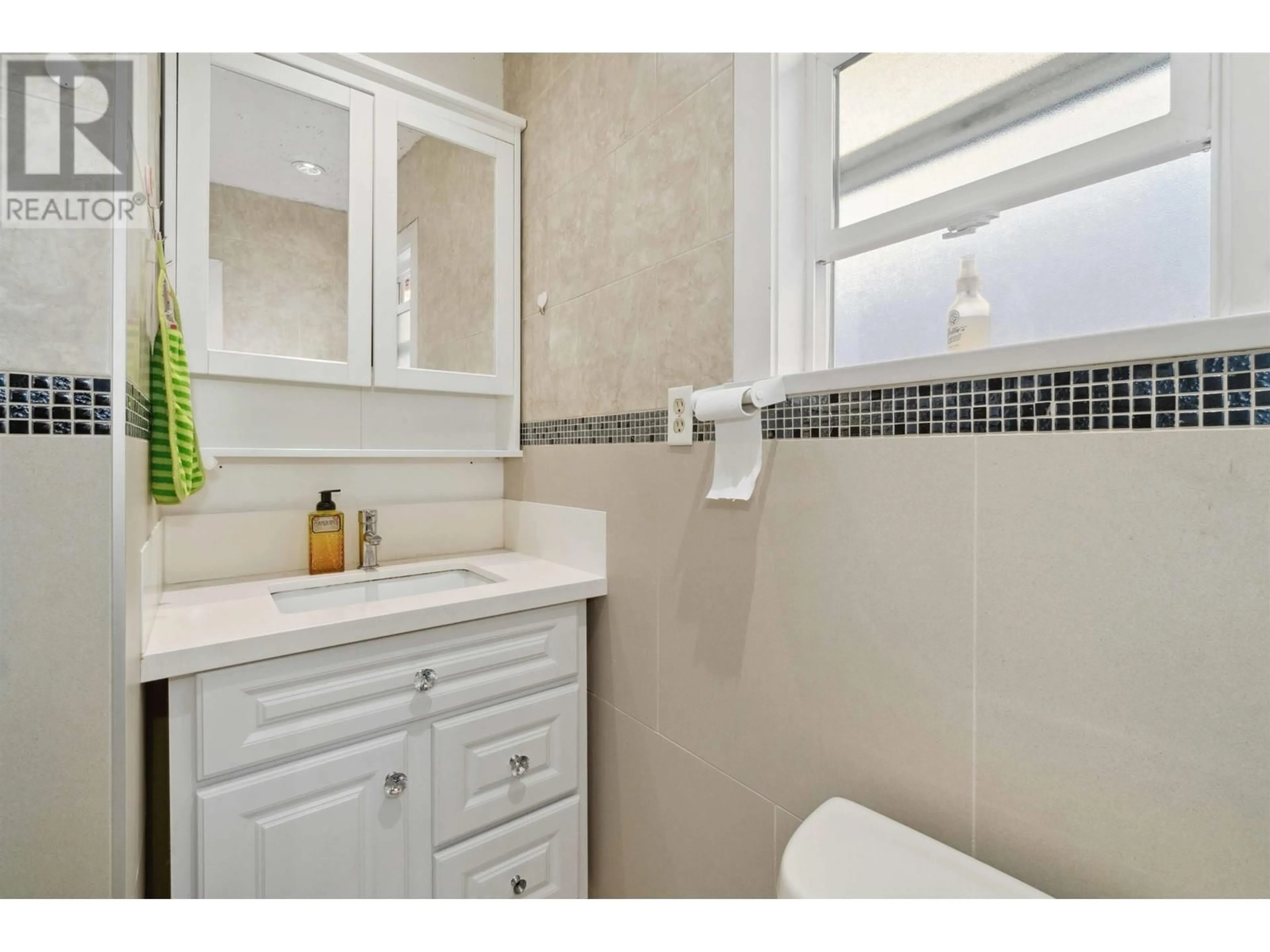 Standard bathroom, ceramic/tile floor for 2232 E 52ND AVENUE, Vancouver British Columbia V5P1X1